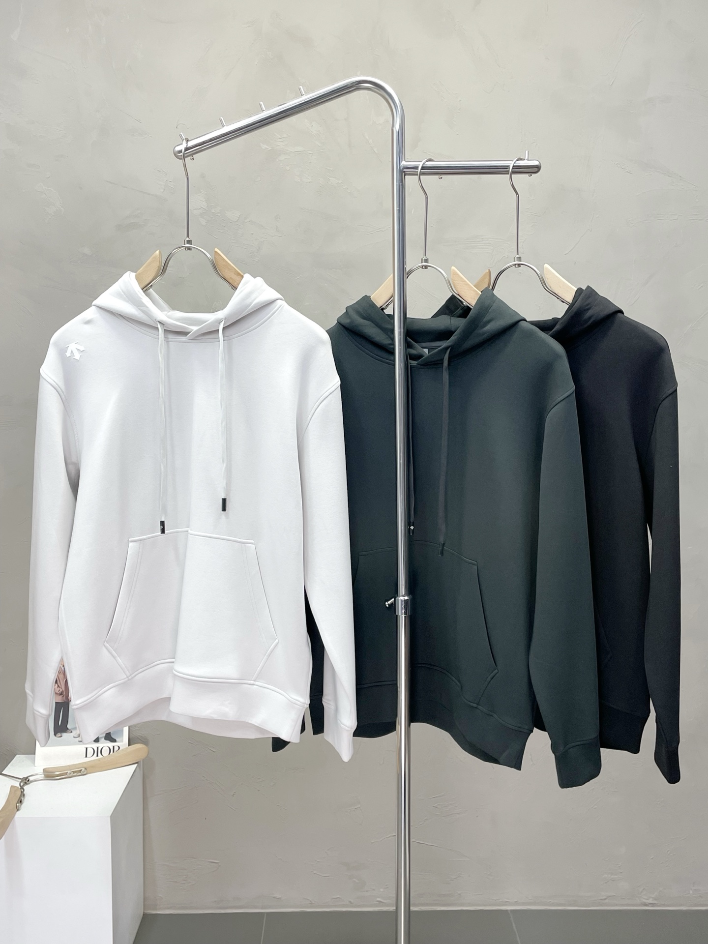 NO:521586,.DESCENTE exclusively offers new original single men's casual hooded sweatshirts, high-end customization, high-end version, fashionable and versatile imported fabrics, super soft and delicate, skin-friendly and comfortable to wear, high-end boutique, OEM, fine-made top body, very good, men's essential items, three standards, code M-3XL,,hoodie, sweatshirts, hats, alexander wang19860909.DESCENTE迪桑特独家专供新款原单男士休闲连帽卫衣 高端定制 高端版本 时尚百搭爆款进口面料 手感超柔软细腻 穿着亲肤舒适 高端精品 代工厂精细做上身非常赞 男士必备单品 三标齐全 码数M-3XL,,hoodie,sweatshirts,hats,alexander wang,Men's clothing