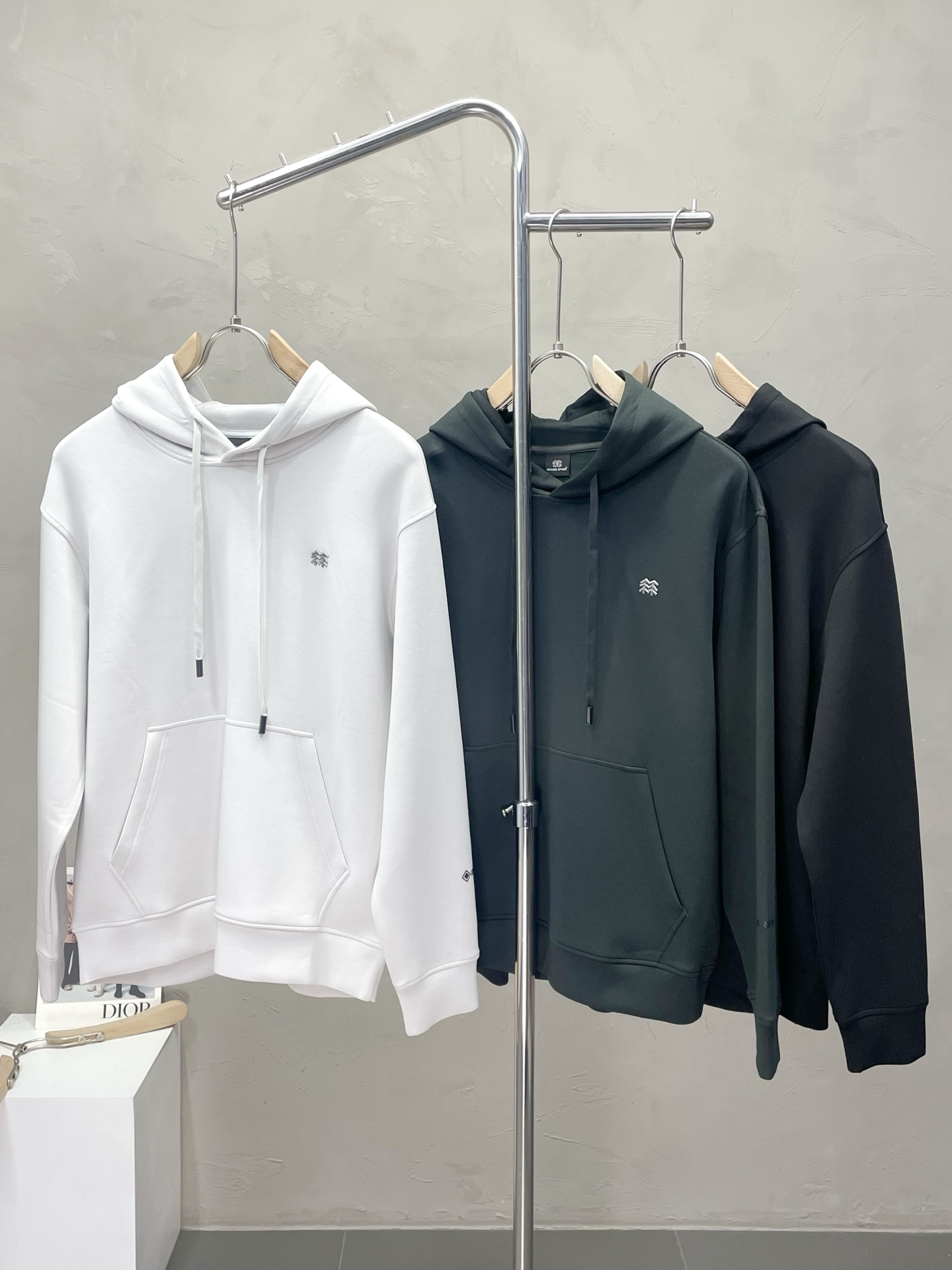 NO:521589,.KOLON SPORT exclusively offers new original single men's casual hooded sweatshirts, high-end customization, high-end version, fashionable and versatile imported fabric, super soft and delicate, skin-friendly and comfortable to wear, high-end boutique, OEM, fine-tuned top-body, men's essential items, complete three standards, code number M-3XL,,hoodie, sweatshirts,hats,alexander wang19860909.KOLON SPORT独家专供新款原单男士休闲连帽卫衣 高端定制 高端版本 时尚百搭爆款进口面料 手感超柔软细腻 穿着亲肤舒适 高端精品 代工厂精细做上身非常赞 男士必备单品 三标齐全 码数M-3XL,,hoodie,sweatshirts,hats,alexander wang,Men's clothing