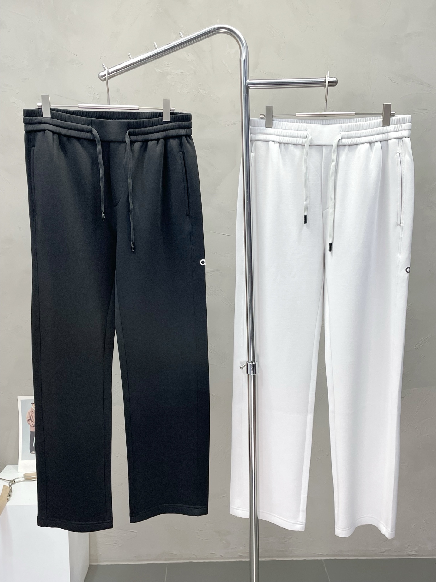 NO:521559,.Alo yoga exclusively for new casual pants, high-end version!  Customized fabrics for counters are breathable and comfortable, with impeccable details, and the brand element design concept reflects high quality. The feel is delicate and soft!  It is casually cut, with a great upper body style!  Number of codes: M-3XL, alexander wang19860909.Alo yoga独家专供新款休闲裤 高端版本！专柜定制面料 透气舒适度高,细节无可挑剔,品牌元素设计理念,体现高品质.手感细腻柔软！呈现休闲裁剪,上身版型超赞！码数: M-3XL,,alexander wang,Men's clothing