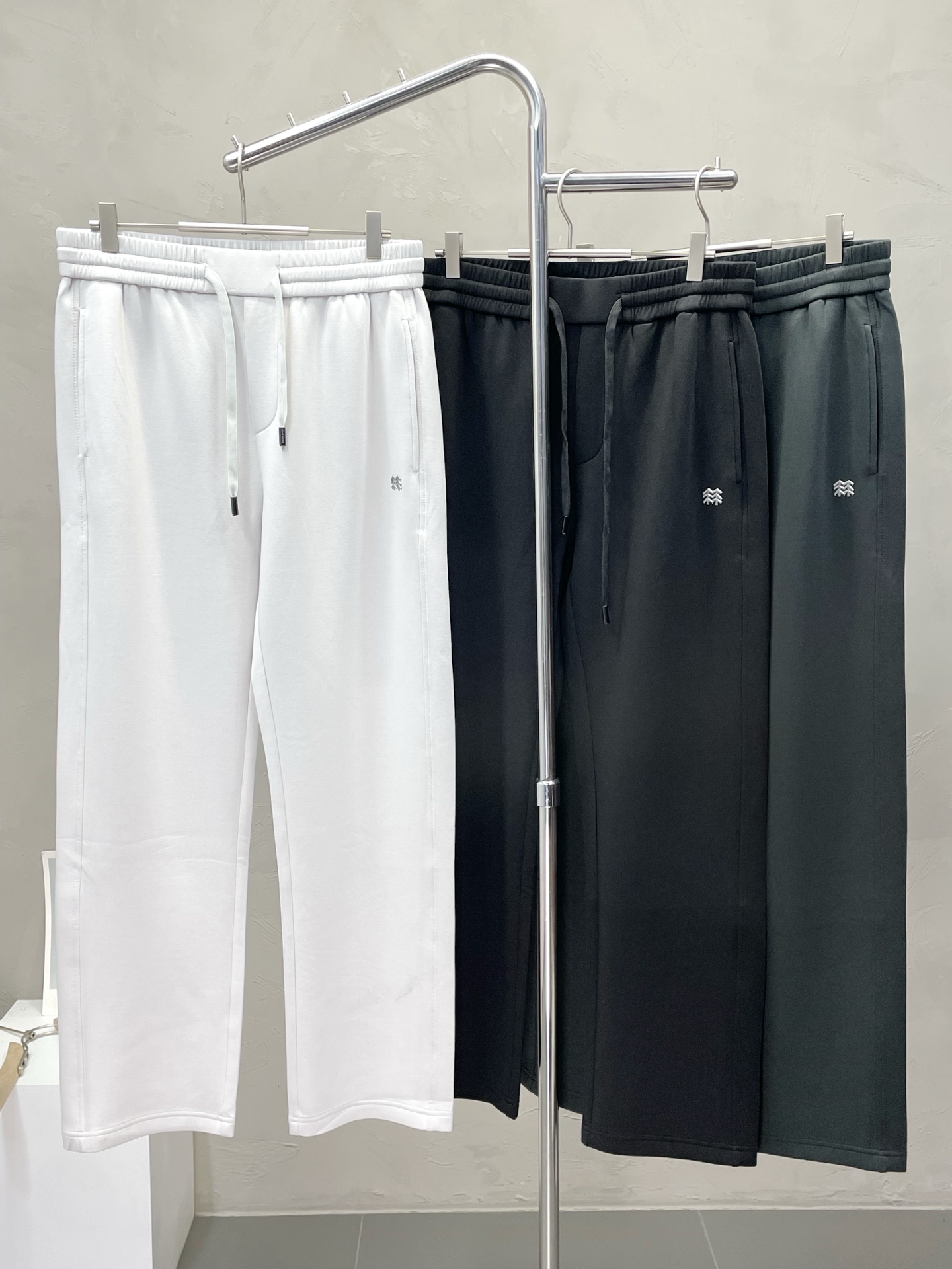 NO:521563,.KOLON SPORT exclusively offers new casual pants high-end version!  Customized fabrics for counters are breathable and comfortable, with impeccable details, and the brand element design concept reflects high quality. The feel is delicate and soft!  It is casually cut, with a great upper body style!  Number of codes: M-3XL, alexander wang19860909.KOLON SPORT独家专供新款 休闲裤 高端版本！专柜定制面料 透气舒适度高,细节无可挑剔,品牌元素设计理念,体现高品质.手感细腻柔软！呈现休闲裁剪,上身版型超赞！码数: M-3XL,,alexander wang,Men's clothing