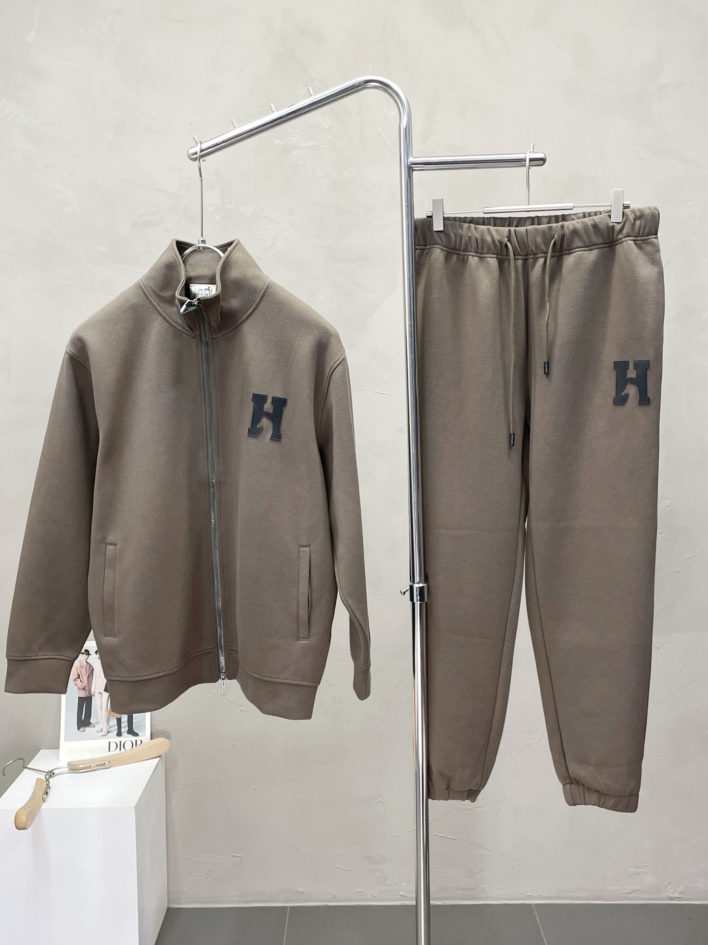 NO:521601,Jackets and trousers P. Hermès exclusively offers new original single men's casual sports suit, thickened inner lining, high-end customization, high-end version, fashionable and versatile imported fabric, super soft and delicate, skin-friendly and comfortable, warm and comfortable, high-end boutique, OEM factory made the top body very good, men's essential items, complete three standards, M-3XL,, hermes, hermes, jackets & coats, alexander wang19860909外套、裤P.Hermès爱马仕独家专供新款原单男士休闲运动套装 内里加绒加厚 高端定制 高端版本 时尚百搭爆款进口面料 手感超柔软细腻 穿着亲肤舒适 保暖舒适 高端精品 代工厂精细做上身非常赞 男士必备单品 三标齐全 码数M-3XL,,hermes,hermes,jackets & coats,alexander wang,Men's clothing