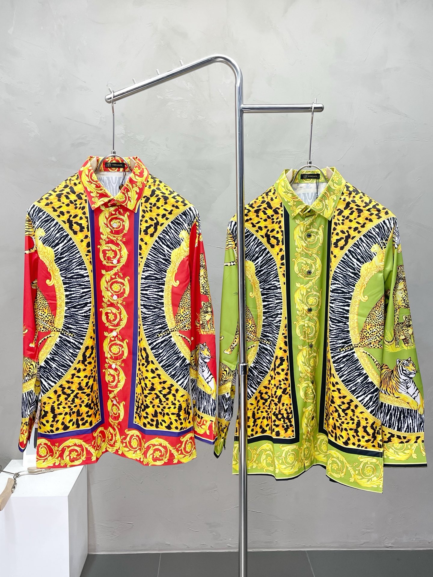 NO:521623,.VERSACE Versace exclusively provides new men's casual long-sleeved shirts, high-end customization, high-end version, fashionable and versatile imported fabric, super soft and delicate, skin-friendly and comfortable to wear, high-end boutique, OEM, fine-made top-body, men's essential items, complete three standards, code M-2XL,,versace,versace,shirts,alexander wang19860909.VERSACE范思哲独家专供新款男士休闲长袖衬衫 高端定制 高端版本 时尚百搭爆款进口面料 手感超柔软细腻 穿着亲肤舒适 高端精品 代工厂精细做上身非常赞 男士必备单品 三标齐全 码数M-2XL,,versace,versace,shirts,alexander wang,Men's clothing