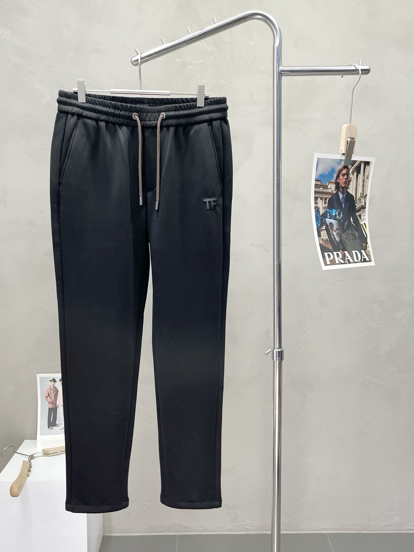 NO:521561,.Tom Ford exclusively for new casual pants, high-end version!  Customized fabrics for counters are breathable and comfortable, with impeccable details, and the brand element design concept reflects high quality. The feel is delicate and soft!  It is casually cut, with a great upper body style!  Number of codes 29-38,,tom ford,alexander wang19860909.Tom Ford汤姆福特独家专供新款休闲裤 高端版本！专柜定制面料 透气舒适度高,细节无可挑剔,品牌元素设计理念,体现高品质.手感细腻柔软！呈现休闲裁剪,上身版型超赞！码数29-38,,tom ford,alexander wang,Men's clothing