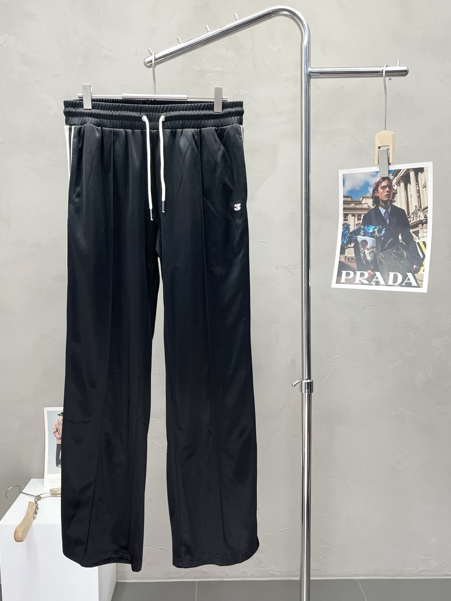 NO:521580,.CELINE exclusively offers new casual pants, high-end version!  Customized fabrics for counters are breathable and comfortable, with impeccable details, and the brand element design concept reflects high quality. The feel is delicate and soft!  It is casually cut, with a great upper body style!  S-XL, celine, celine, alexander wang19860909.CELINE赛琳独家专供新款休闲裤 高端版本！专柜定制面料 透气舒适度高,细节无可挑剔,品牌元素设计理念,体现高品质.手感细腻柔软！呈现休闲裁剪,上身版型超赞！码数S-XL,,celine,celine,alexander wang,Men's clothing