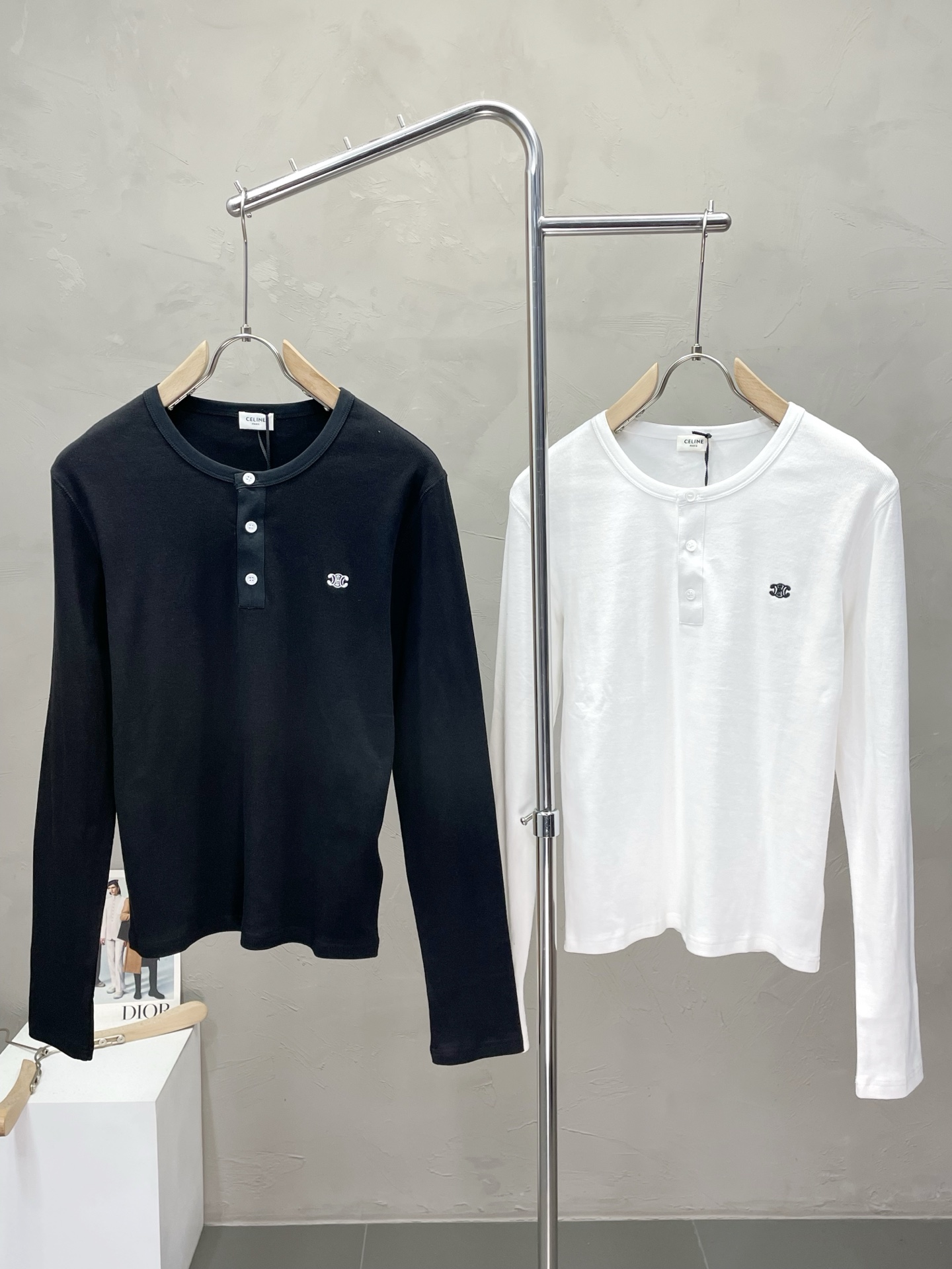 NO:521583,.CELINE exclusively offers new original single men's casual long sleeves, high-end customization, high-end version, fashionable and versatile imported fabric, super soft and delicate, skin-friendly and comfortable to wear, high-end boutique, OEM, fine-made top body, very good, men's essential items, complete three standards, S-XL,,celine,celine,alexander wang19860909.CELINE赛琳独家专供新款原单男士休闲长袖 高端定制 高端版本 时尚百搭爆款进口面料 手感超柔软细腻 穿着亲肤舒适 高端精品 代工厂精细做上身非常赞 男士必备单品 三标齐全 码数S-XL,,celine,celine,alexander wang,Men's clothing