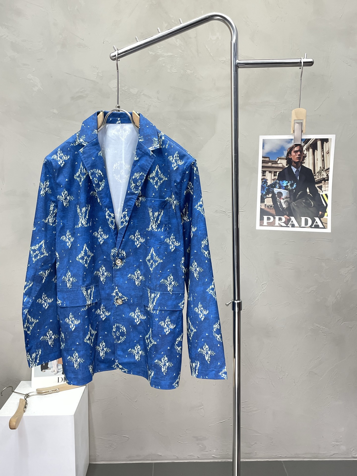 NO:521593,.Louis Vuitton exclusively offers new men's casual long-sleeved V-neck shirts. High-end customization. High-end version. Fashionable and versatile imported fabrics. Super soft and delicate touch. Comfortable skin-friendly and comfortable. High-end boutique. OEM is very good for fine production. Men's essential items. Complete three standards. Number M-2XL,,louis vuitton,louis vuitton,shirts,alexander wang.19860909.Louis Vuitton路易威登独家专供新款男士休闲长袖V领衬衫 高端定制 高端版本 时尚百搭爆款进口面料 手感超柔软细腻 穿着亲肤舒适 高端精品 代工厂精细做上身非常赞 男士必备单品 三标齐全 码数M-2XL,,louis vuitton,louis vuitton,shirts,alexander wang,Men's clothing