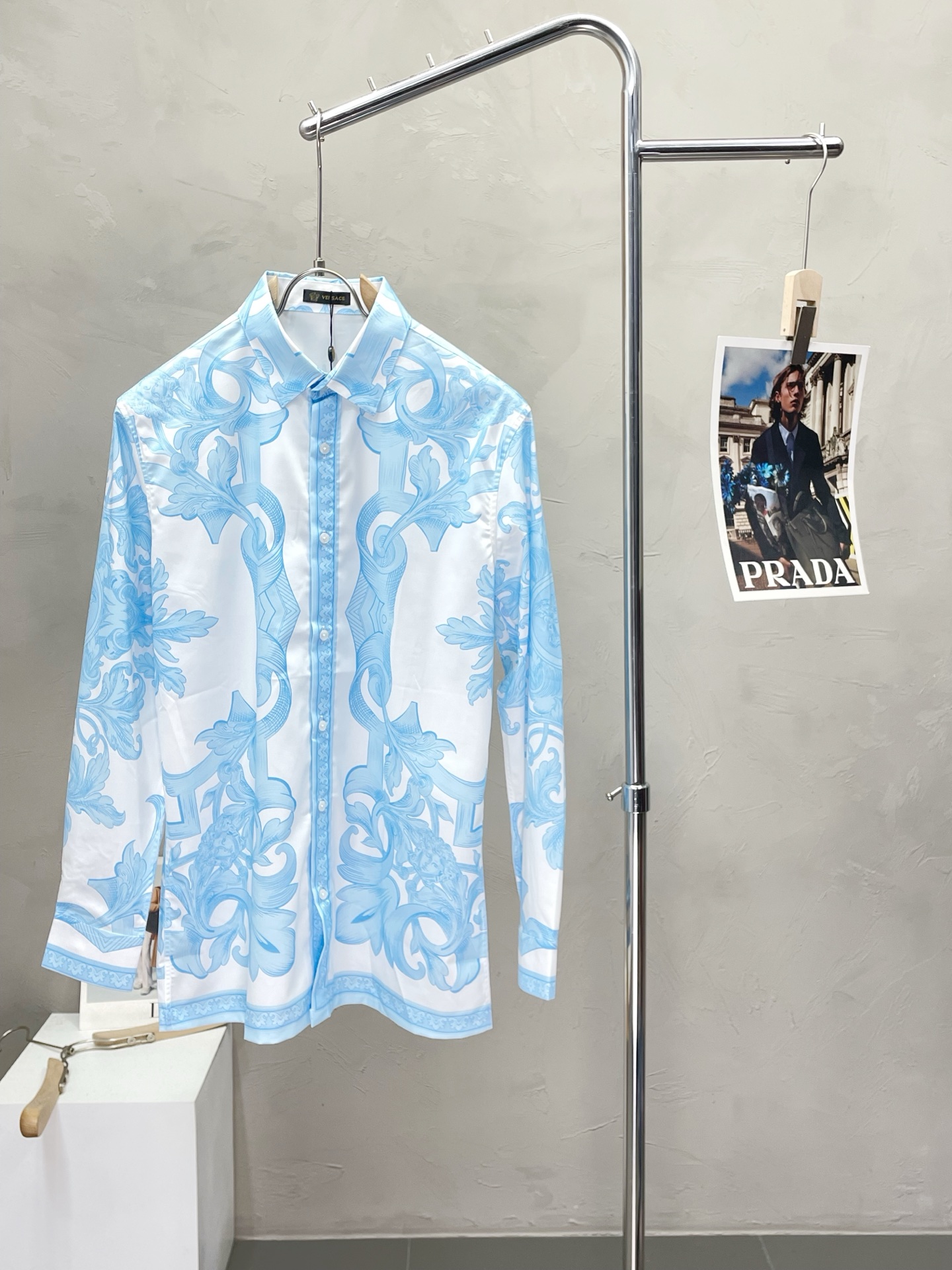 NO:521577,.VERSACE Versace exclusively provides new men's casual long-sleeved shirts, high-end customization, high-end version, fashionable and versatile imported fabric, super soft and delicate, skin-friendly and comfortable to wear, high-end boutique, OEM, fine-made top body, very good, men's essential items, three standards, code M-2XL,,versace,versace,shirts,alexander wang19860909.VERSACE范思哲独家专供新款男士休闲长袖衬衫 高端定制 高端版本 时尚百搭爆款进口面料 手感超柔软细腻 穿着亲肤舒适 高端精品 代工厂精细做上身非常赞 男士必备单品 三标齐全 码数M-2XL,,versace,versace,shirts,alexander wang,Men's clothing