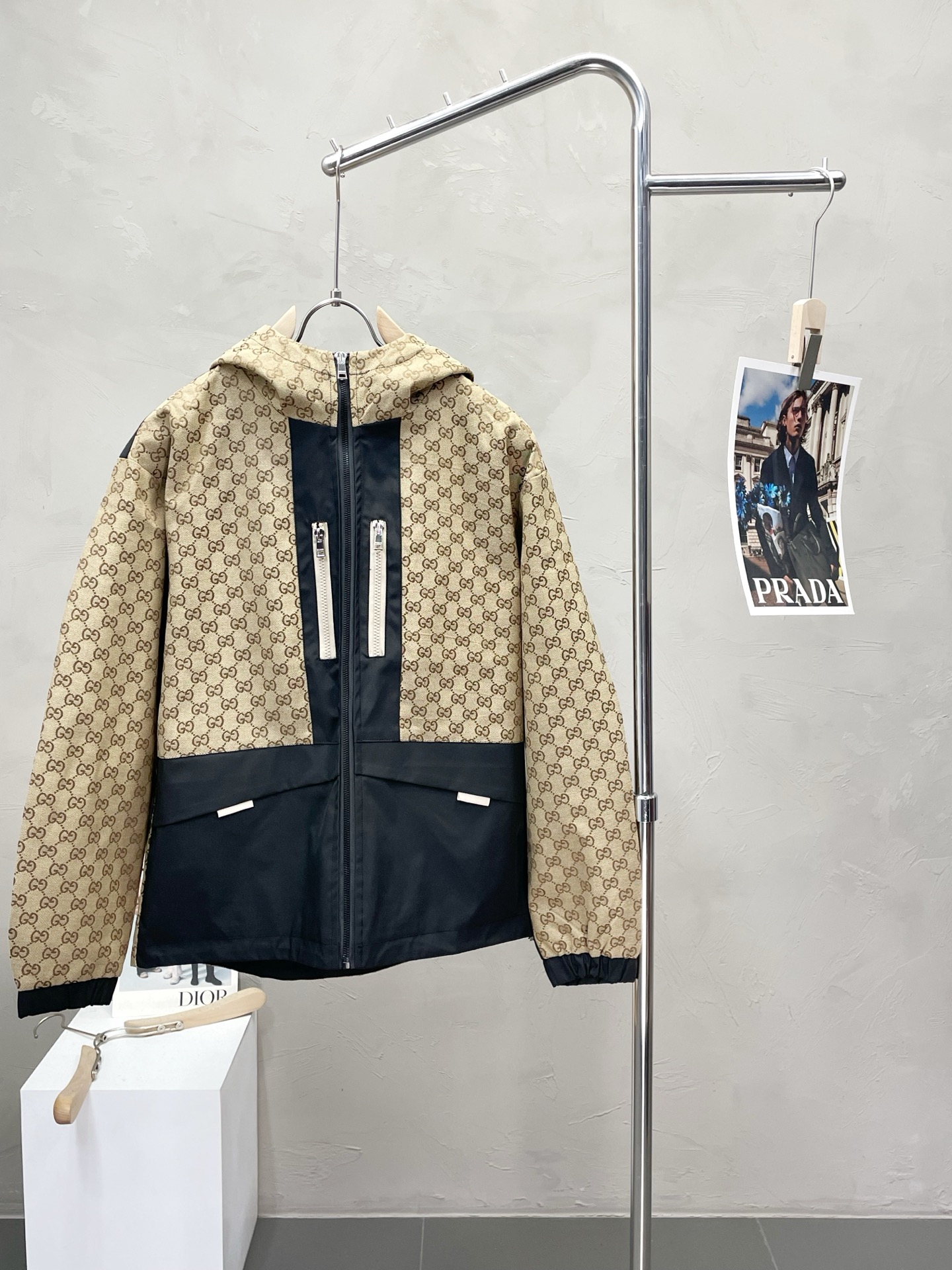 NO:521630,.Gucci exclusively offers new original single men's casual hooded jacket, breathable and comfortable, high-end customization, high-end version, fashionable and versatile imported fabric, super soft and delicate, skin-friendly and comfortable to wear, high-end boutique, OEM, fine-made top body, very good, men's essential items, three standards, code M-3XL,,gucci,gucci,jackets & coats,hats,alexander wang19860909.Gucci古驰独家专供新款原单男士休闲连帽夹克 透气舒适 高端定制 高版本 时尚百搭爆款进口面料 手感超柔软细腻 穿着亲肤舒适 高端精品 代工厂精细做上身非常赞 男士必备单品 三标齐全 码数M-3XL,,gucci,gucci,jackets & coats,hats,alexander wang,Men's clothing