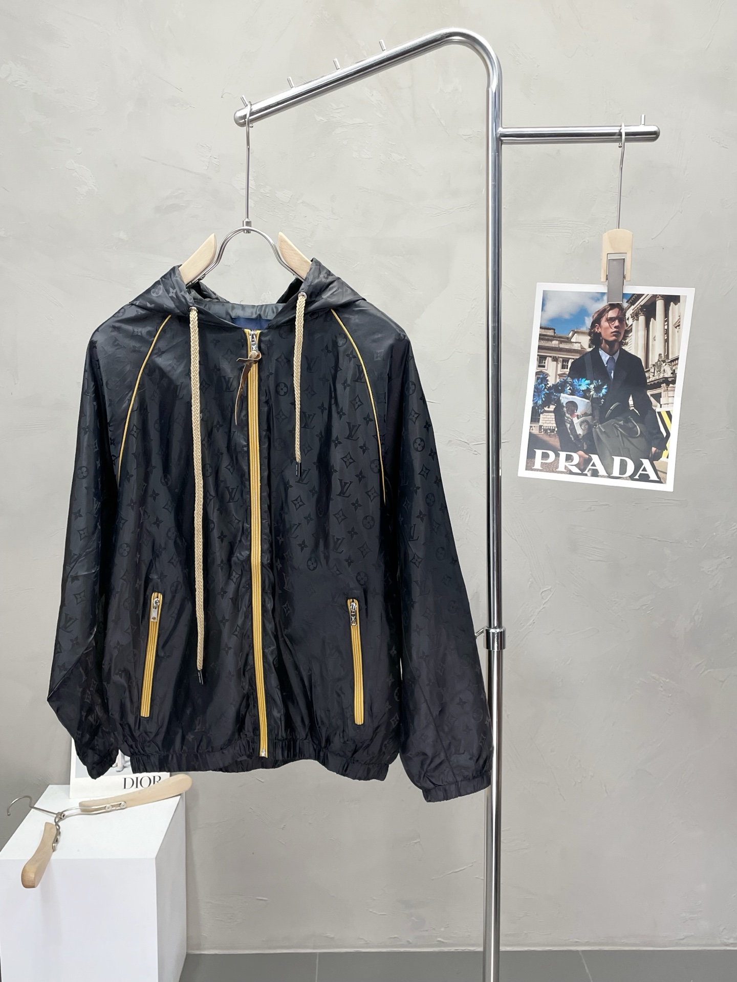 NO:521581,.Louis Vuitton exclusively offers new original single men's casual hooded jacket, breathable and comfortable, high-end customization, high-end version, fashionable and versatile imported fabric, super soft and delicate, skin-friendly and comfortable to wear, high-end boutique, OEM, fine-made top body, very good, men's essential items, three standards, complete code M-3XL,,louis vuitton,louis vuitton,jackets & coats,hats,alexander wang19860909.Louis Vuitton路易威登独家专供新款原单男士休闲连帽夹克 透气舒适 高端定制 高版本 时尚百搭爆款进口面料 手感超柔软细腻 穿着亲肤舒适 高端精品 代工厂精细做上身非常赞 男士必备单品 三标齐全 码数M-3XL,,louis vuitton,louis vuitton,jackets & coats,hats,alexander wang,Men's clothing