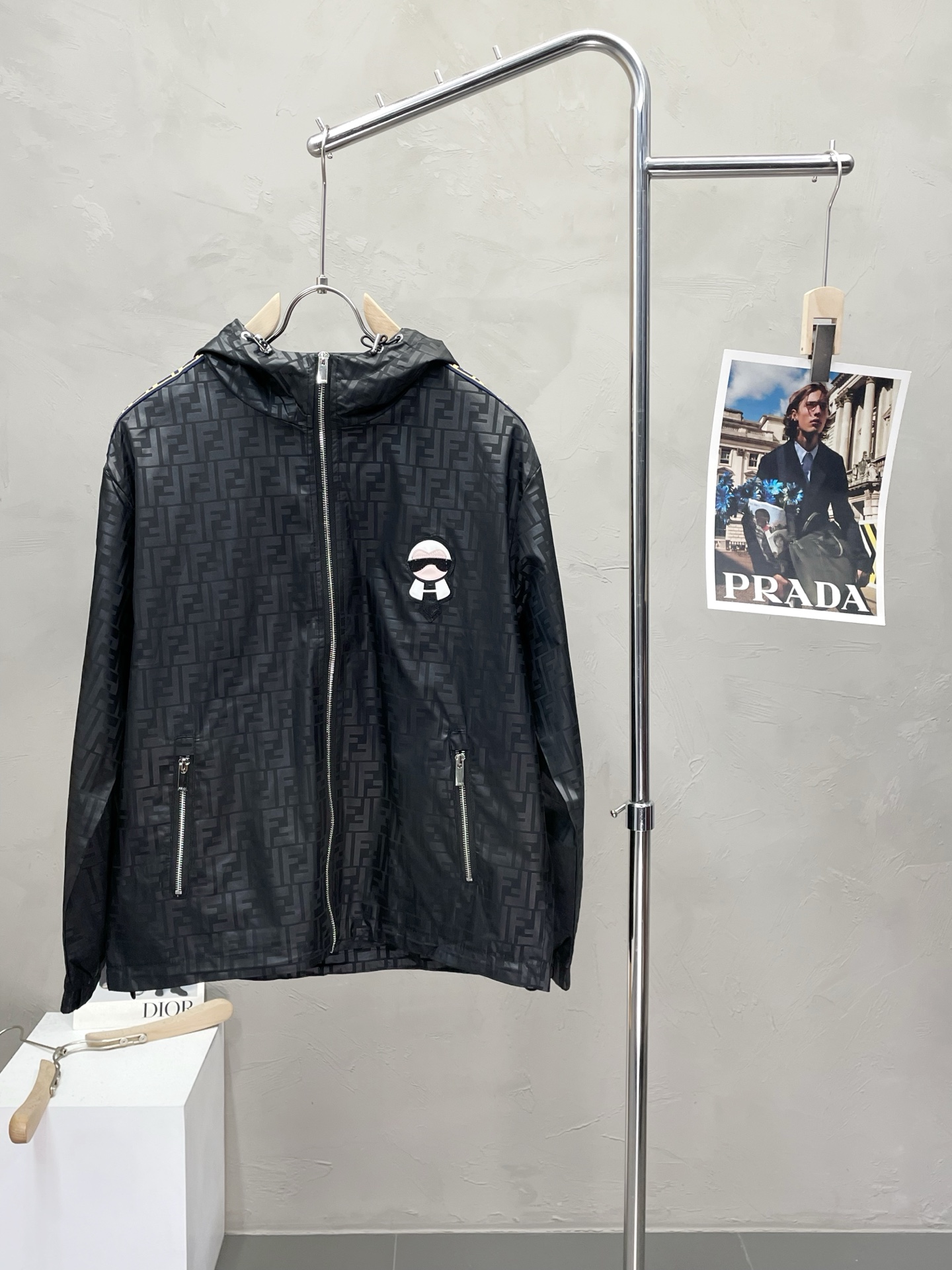 NO:521618,.FENDI exclusively offers new original single men's casual hooded jacket, breathable and comfortable, high-end customization, high-end version, fashionable and versatile imported fabric, super soft and delicate, skin-friendly and comfortable to wear, high-end boutique, OEM, fine-made, very good for the upper body, men's essential items, complete three standards, code M-3XL,,fendi,fendi, jackets & coats,hats,alexander wang19860909.FENDI芬迪独家专供新款原单男士休闲连帽夹克 透气舒适 高端定制 高版本 时尚百搭爆款进口面料 手感超柔软细腻 穿着亲肤舒适 高端精品 代工厂精细做上身非常赞 男士必备单品 三标齐全 码数M-3XL,,fendi,fendi,jackets & coats,hats,alexander wang,Men's clothing