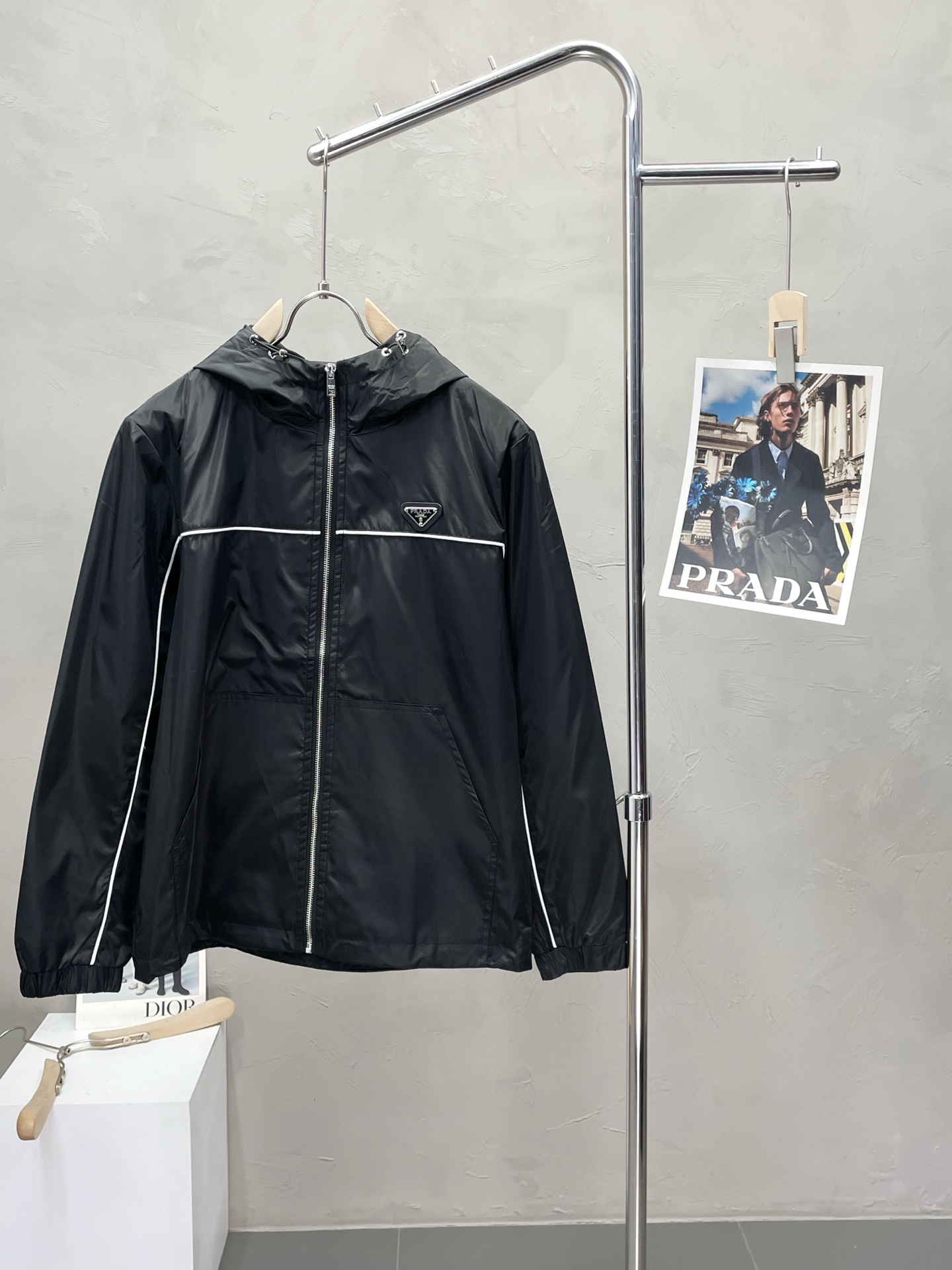 NO:521625,.Prada exclusively offers new original single men's casual hooded jacket, breathable and comfortable, high-end customization, high-end version, fashionable and versatile imported fabric, super soft and delicate, skin-friendly and comfortable to wear, high-end boutique, OEM, fine-made top body, very good, men's essential items, three standards, code M-3XL,,prada,prada, jackets & coats,hats,alexander wang19860909.Prada普拉达独家专供新款原单男士休闲连帽夹克 透气舒适 高端定制 高版本 时尚百搭爆款进口面料 手感超柔软细腻 穿着亲肤舒适 高端精品 代工厂精细做上身非常赞 男士必备单品 三标齐全 码数M-3XL,,prada,prada,jackets & coats,hats,alexander wang,Men's clothing