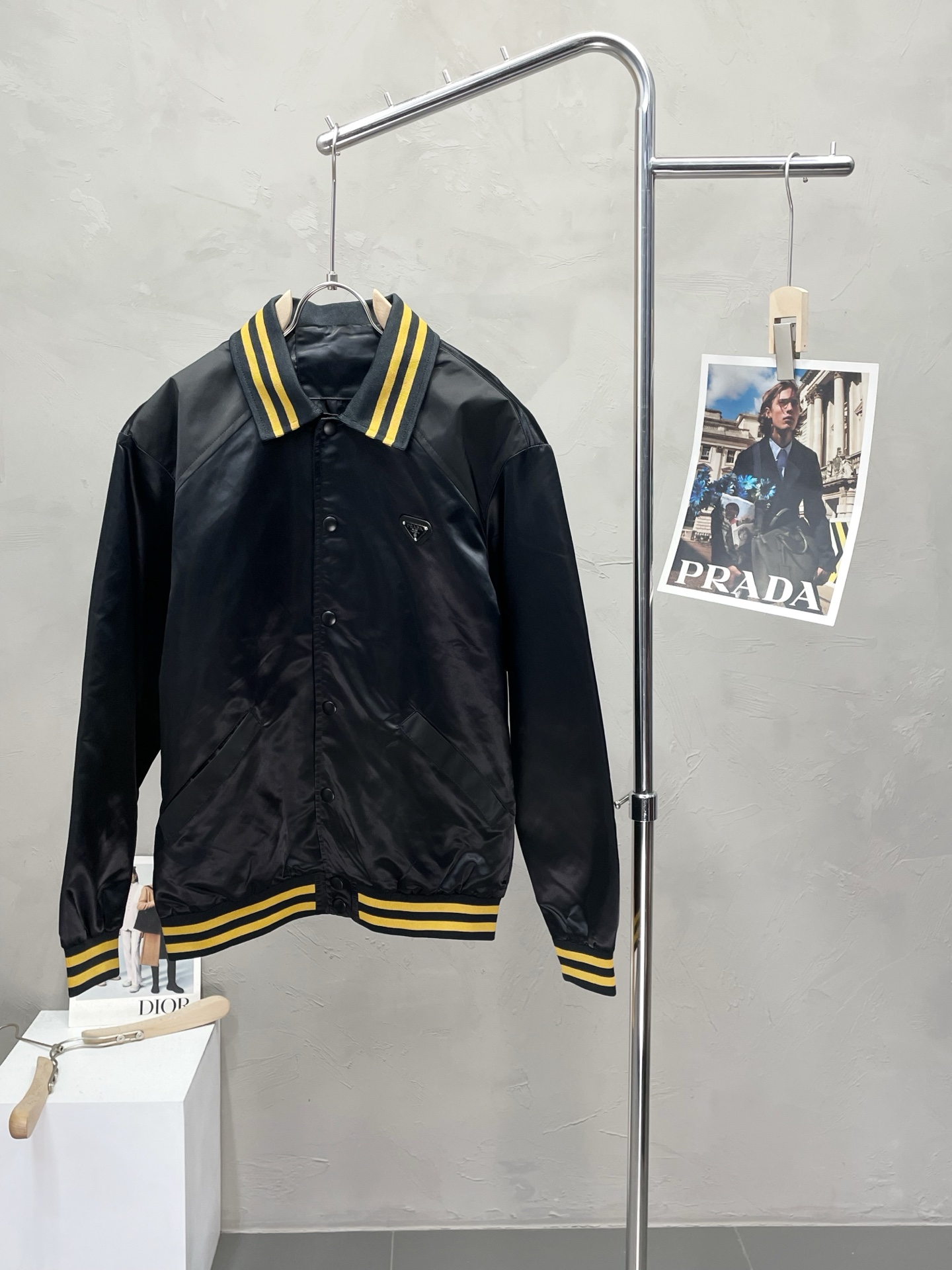 NO:521584,.Prada exclusively offers new original single men's casual jackets, breathable and comfortable, high-end customization, high-end version, fashionable and versatile imported fabrics, super soft and delicate, skin-friendly and comfortable to wear, high-end boutique, OEM, fine-made top body, very good, men's essential items, three standards, code M-3XL,,prada,prada, jackets & coats,alexander wang19860909.Prada普拉达独家专供新款原单男士休闲夹克 透气舒适 高端定制 高版本 时尚百搭爆款进口面料 手感超柔软细腻 穿着亲肤舒适 高端精品 代工厂精细做上身非常赞 男士必备单品 三标齐全 码数M-3XL,,prada,prada,jackets & coats,alexander wang,Men's clothing