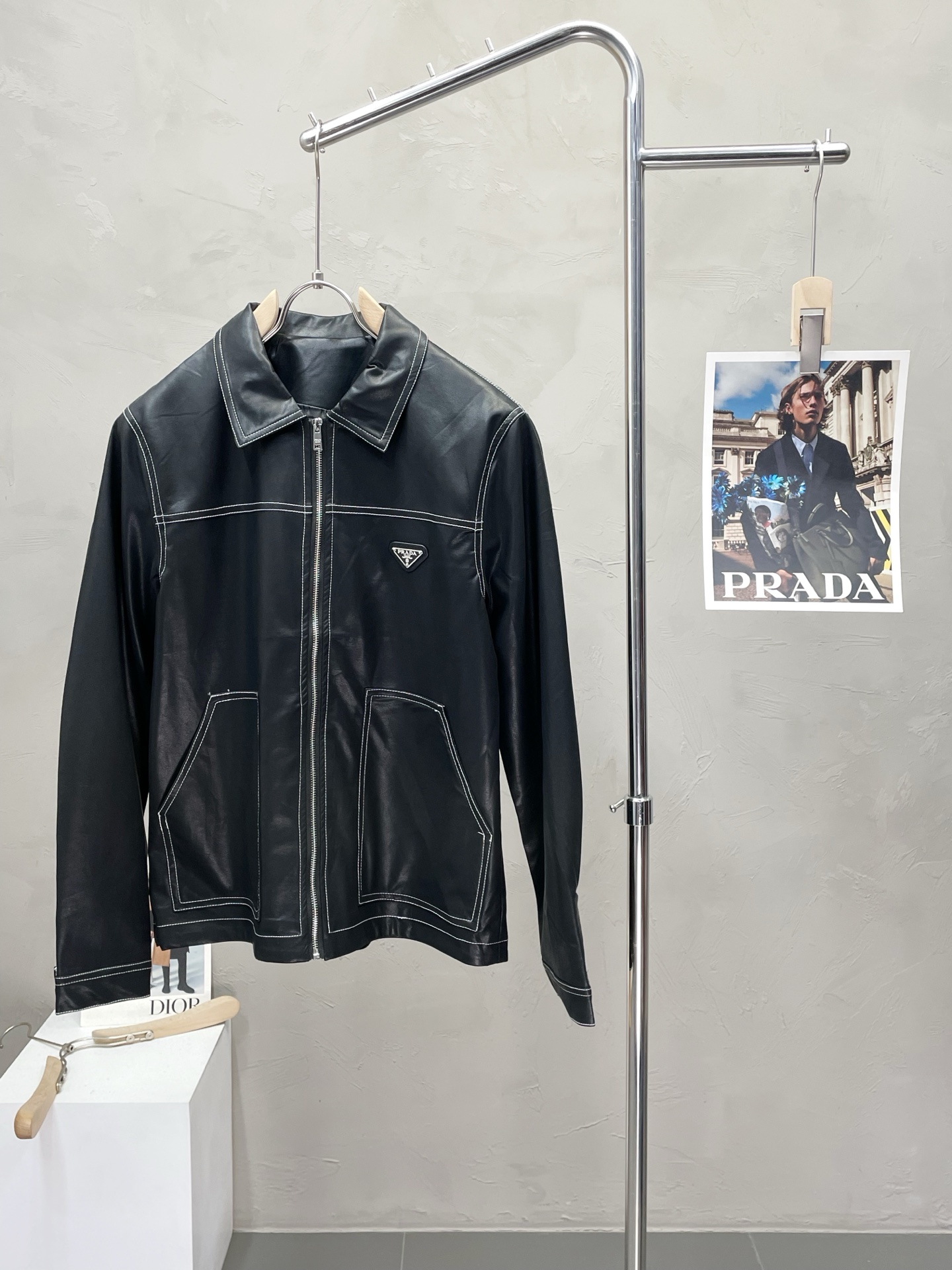 NO:521587,.Prada exclusively offers new original single men's casual leather jacket, breathable and comfortable, high-end customization, high-end version, fashionable and versatile imported fabric, super soft and delicate, skin-friendly and comfortable to wear, high-end boutique, OEM, fine production, very good for the upper body, men's essential items, complete three standards, M-3XL,,prada,prada, jackets & coats,alexander wang19860909.Prada普拉达独家专供新款原单男士休闲皮夹克 透气舒适 高端定制 高版本 时尚百搭爆款进口面料 手感超柔软细腻 穿着亲肤舒适 高端精品 代工厂精细做上身非常赞 男士必备单品 三标齐全 码数M-3XL,,prada,prada,jackets & coats,alexander wang,Men's clothing