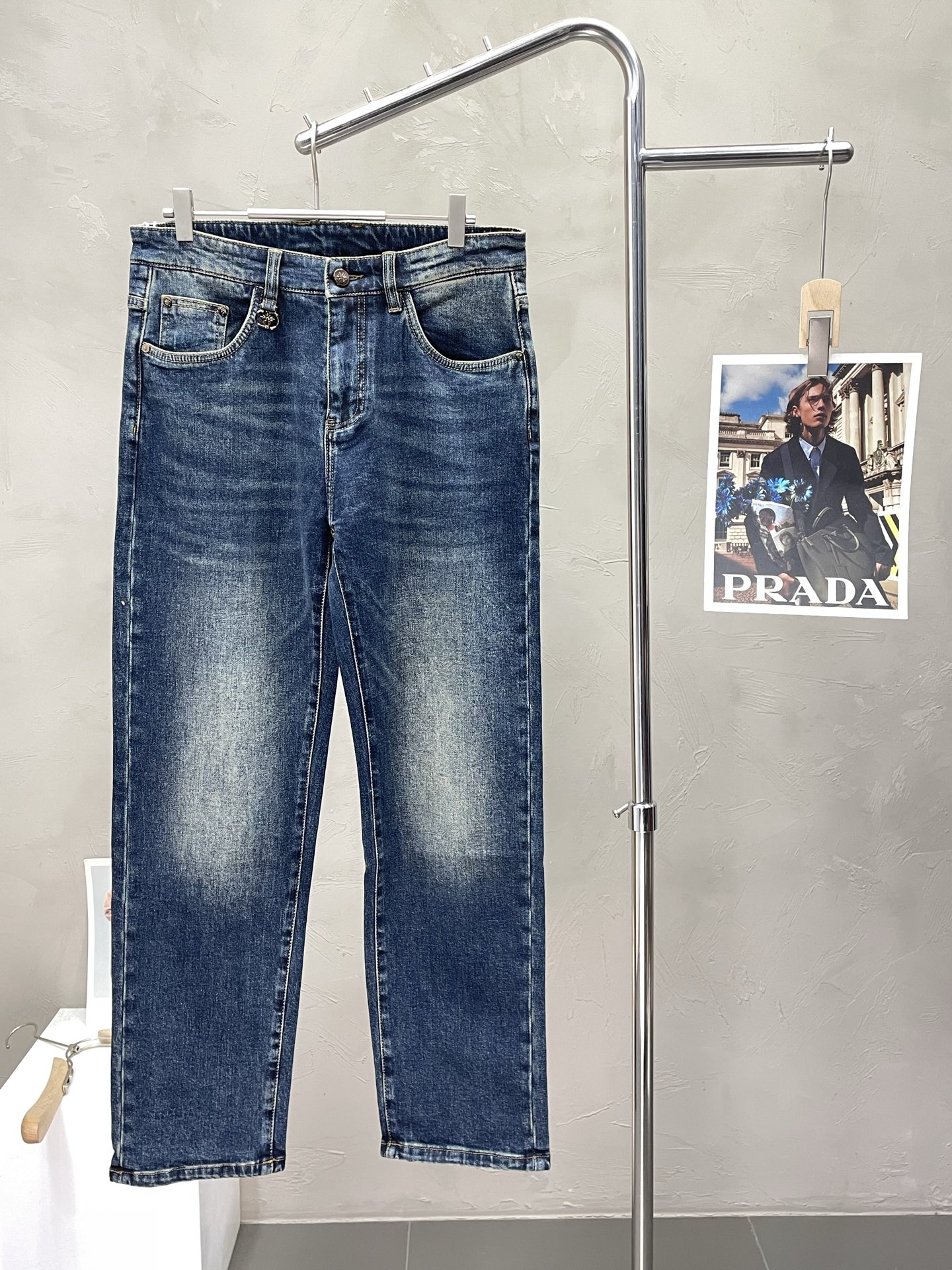 NO:521588,.Dior exclusively available in new styles, high-end jeans!  Customized fabrics for counters are breathable and comfortable, with impeccable details, and the brand element design concept reflects high quality. The feel is delicate and soft!  It is casually cut, with a great upper body style!  29-40, Dior, Dior, Jeans, Alexander wang19860909.Dior迪奥独家专供新款 牛仔裤高端版本！专柜定制面料 透气舒适度高,细节无可挑剔,品牌元素设计理念,体现高品质.手感细腻柔软！呈现休闲裁剪,上身版型超赞！码数29-40,,dior,dior,jeans,alexander wang,Men's clothing