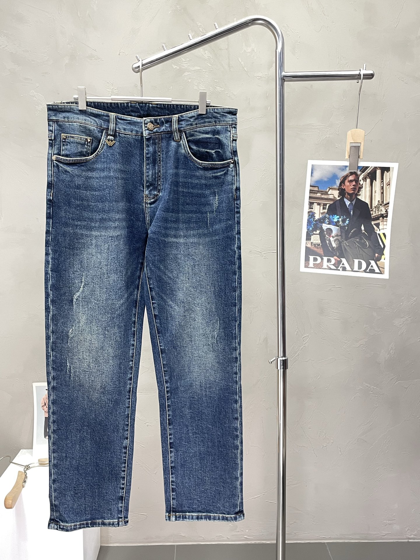 NO:521591,.ARMANI Armani exclusively for new jeans high-end version!  Customized fabrics for counters are breathable and comfortable, with impeccable details, and the brand element design concept reflects high quality. The feel is delicate and soft!  It is casually cut, with a great upper body style!  Count 29-40, Armani, Armani, Jeans, Alexander wang19860909.ARMANI阿玛尼独家专供新款 牛仔裤高端版本！专柜定制面料 透气舒适度高,细节无可挑剔,品牌元素设计理念,体现高品质.手感细腻柔软！呈现休闲裁剪,上身版型超赞！码数29-40,,armani,armani,jeans,alexander wang,Men's clothing