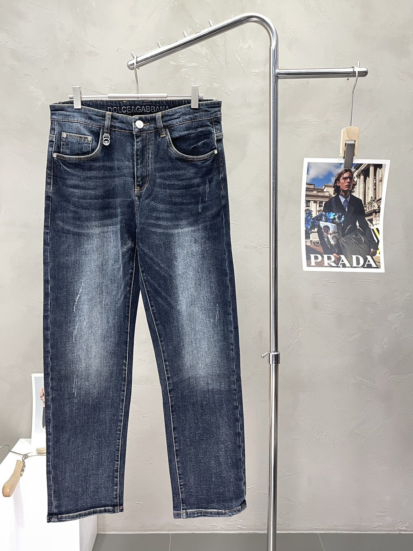 NO:522824,.Dolce & Gabbana exclusively offers new jeans high-end version!  Customized fabrics for counters are breathable and comfortable, with impeccable details, and the brand element design concept reflects high quality. The feel is delicate and soft!  It is casually cut, with a great upper body style!  29-40, Dolce & Gabbana, Dolce & Gabbana, jeans, alexander wang19860909.Dolce&Gabbana杜嘉班纳独家专供新款 牛仔裤高端版本！专柜定制面料 透气舒适度高,细节无可挑剔,品牌元素设计理念,体现高品质.手感细腻柔软！呈现休闲裁剪,上身版型超赞！码数29-40,,Dolce&Gabbana,Dolce&Gabbana,jeans,alexander wang,Men's clothing