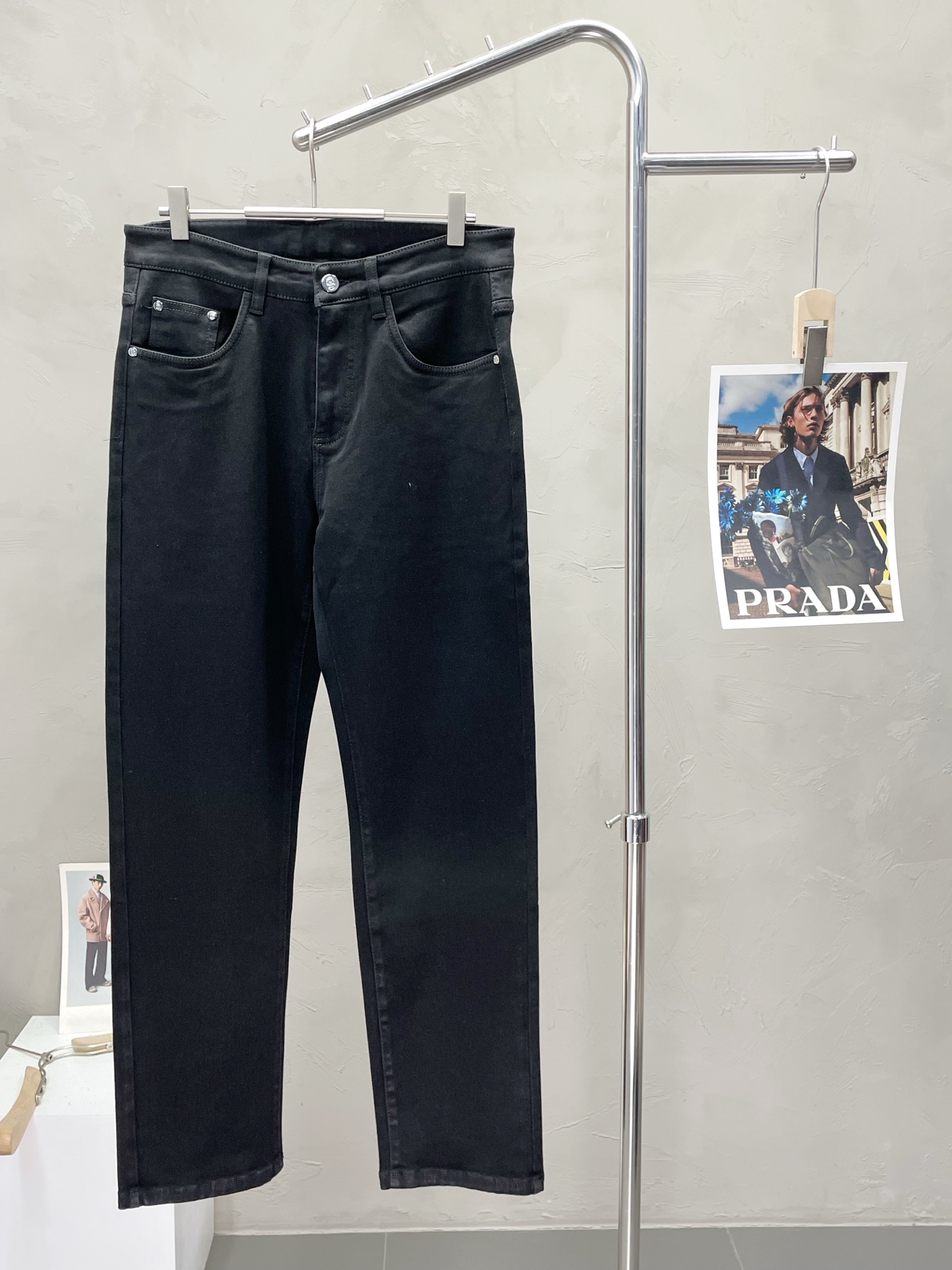 NO:521594,.Prada exclusively available in new styles, high-end jeans!  Customized fabrics for counters are breathable and comfortable, with impeccable details, and the brand element design concept reflects high quality. The feel is delicate and soft!  It is casually cut, with a great upper body style!  29-40, prada, prada, jeans, alexander wang19860909.Prada普拉达独家专供新款 牛仔裤高端版本！专柜定制面料 透气舒适度高,细节无可挑剔,品牌元素设计理念,体现高品质.手感细腻柔软！呈现休闲裁剪,上身版型超赞！码数29-40,,prada,prada,jeans,alexander wang,Men's clothing