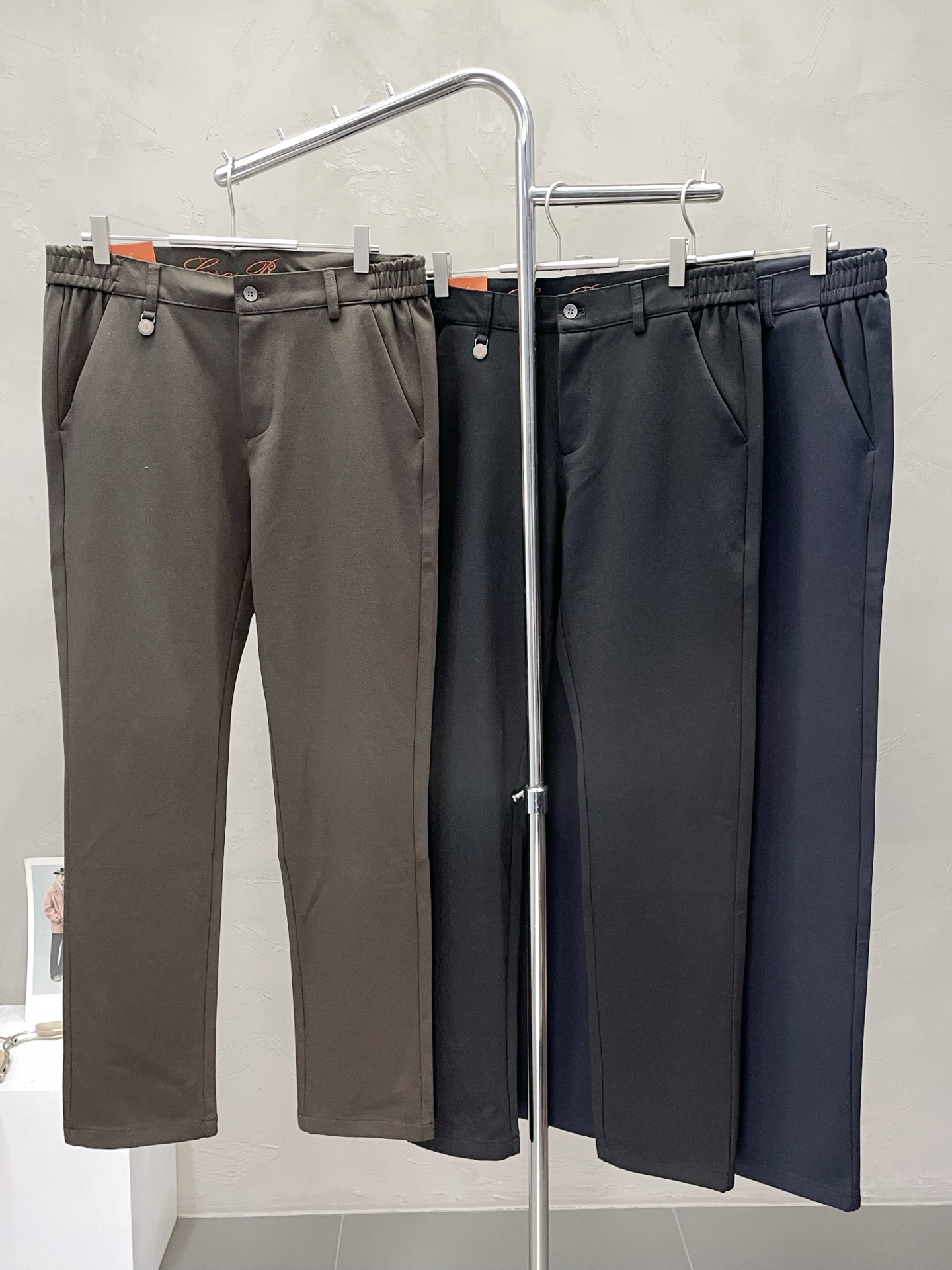 NO:521597,.LP-Loro Piana exclusively offers new casual pants high-end version!  Customized fabrics for counters are breathable and comfortable, with impeccable details, and the brand element design concept reflects high quality. The feel is delicate and soft!  It is casually cut, with a great upper body style!  29-40, Loro piana, loro piana, alexander wang19860909.LP-Loro Piana诺悠翩雅独家专供新款 休闲裤 高端版本！专柜定制面料 透气舒适度高,细节无可挑剔,品牌元素设计理念,体现高品质.手感细腻柔软！呈现休闲裁剪,上身版型超赞！码数29-40,,loro piana,loro piana,alexander wang,Men's clothing