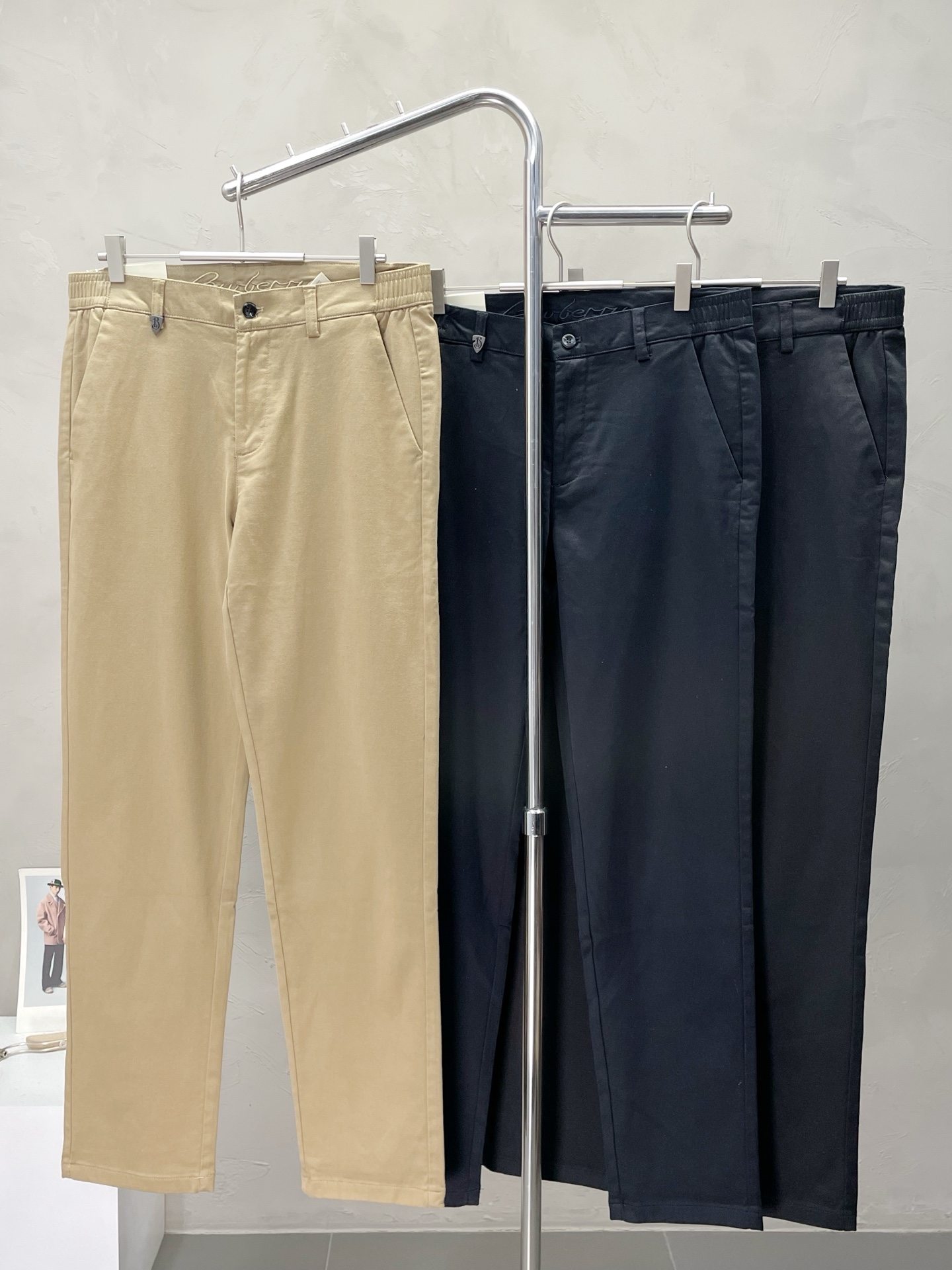 NO:521600,.Burberry exclusively offers new casual pants high-end version!  Customized fabrics for counters are breathable and comfortable, with impeccable details, and the brand element design concept reflects high quality. The feel is delicate and soft!  It is casually cut, with a great upper body style!  29-40, burberry, burberry, alexander wang19860909.Burberry巴宝莉独家专供新款 休闲裤 高端版本！专柜定制面料 透气舒适度高,细节无可挑剔,品牌元素设计理念,体现高品质.手感细腻柔软！呈现休闲裁剪,上身版型超赞！码数29-40,,burberry,burberry,alexander wang,Men's clothing
