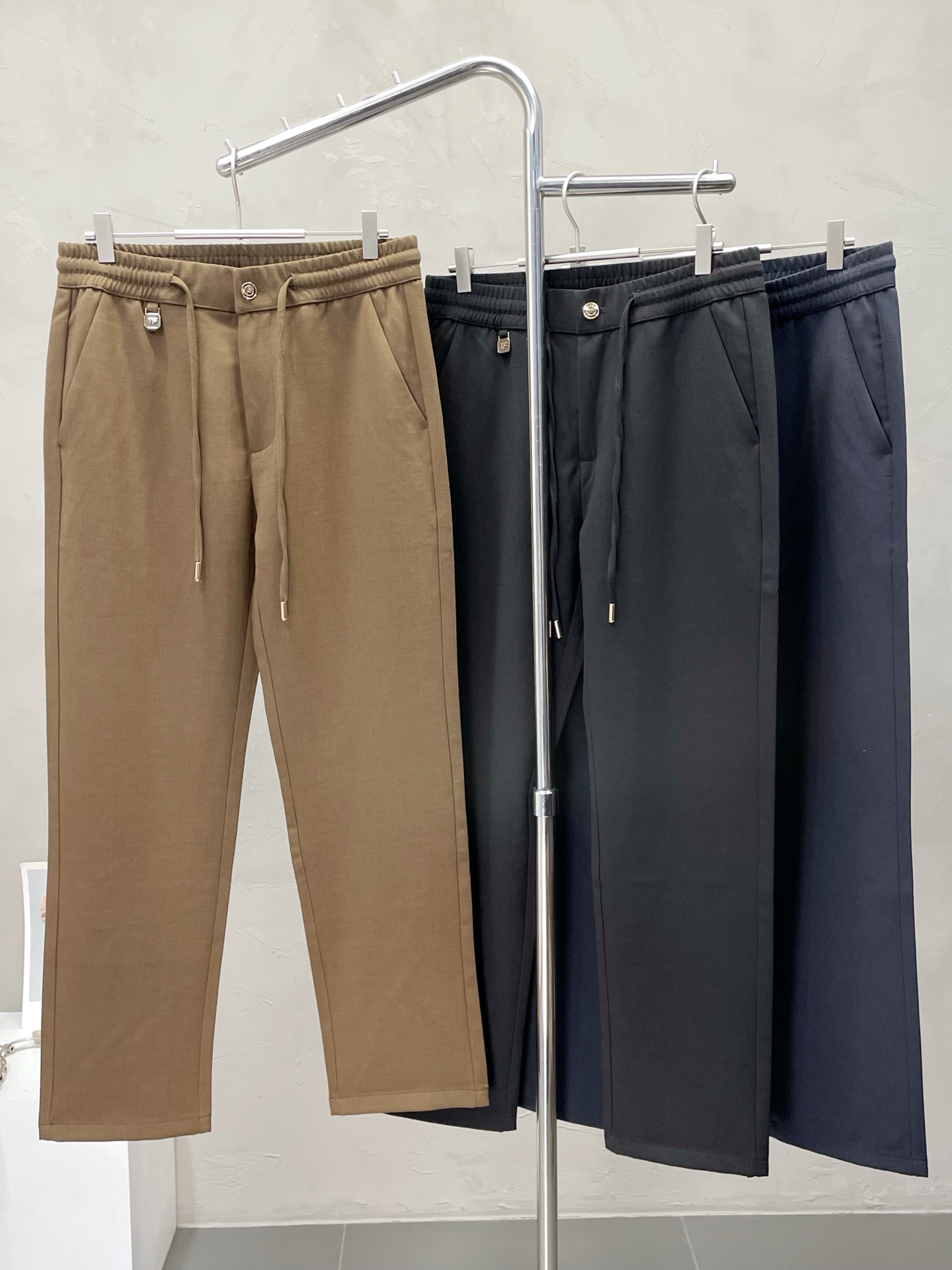 NO:522828,.TOM FORD Tom Ford exclusively offers new casual pants high-end version!  Customized fabrics for counters are breathable and comfortable, with impeccable details, and the brand element design concept reflects high quality. They feel delicate and soft!  It is casually cut, with a great upper body style!  Number of codes 29-40,,tom ford,alexander wang19860909.TOM FORD汤姆福特独家专供新款 休闲裤 高端版本！专柜定制面料 透气舒适度高,细节无可挑剔,品牌元素设计理念,体现高品质.手感细腻柔软！呈现休闲裁剪,上身版型超赞！码数29-40,,tom ford,alexander wang,Men's clothing