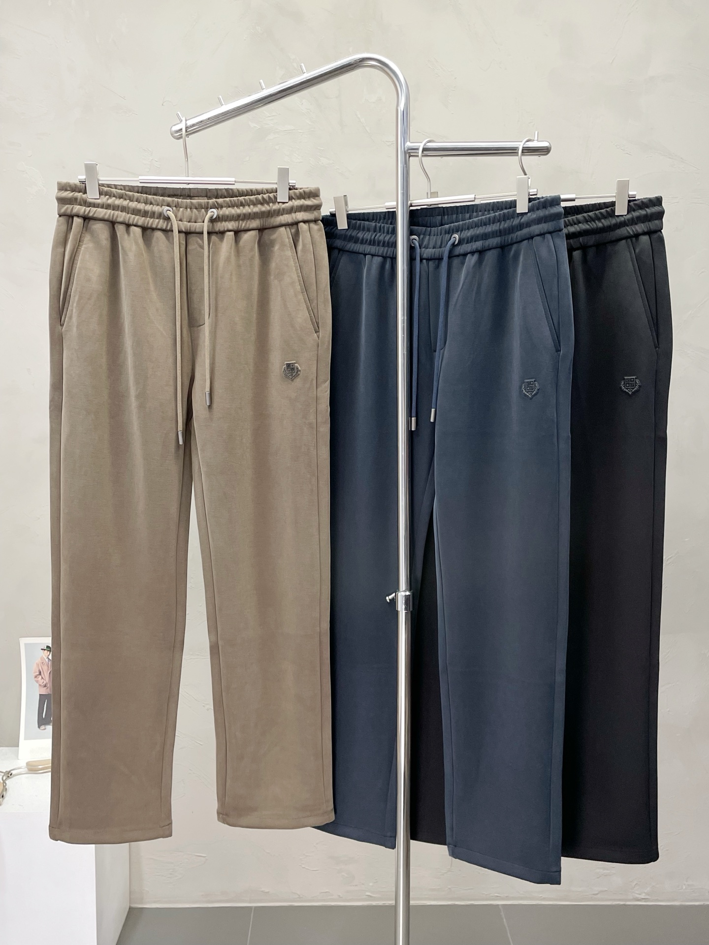 NO:521603,.LP-Loro Piana exclusively offers new casual pants high-end version!  Customized fabrics for counters are breathable and comfortable, with impeccable details, and the brand element design concept reflects high quality. The feel is delicate and soft!  It is casually cut, with a great upper body style!  29-40, Loro piana, loro piana, alexander wang19860909.LP-Loro Piana诺悠翩雅独家专供新款 休闲裤 高端版本！专柜定制面料 透气舒适度高,细节无可挑剔,品牌元素设计理念,体现高品质.手感细腻柔软！呈现休闲裁剪,上身版型超赞！码数29-40,,loro piana,loro piana,alexander wang,Men's clothing