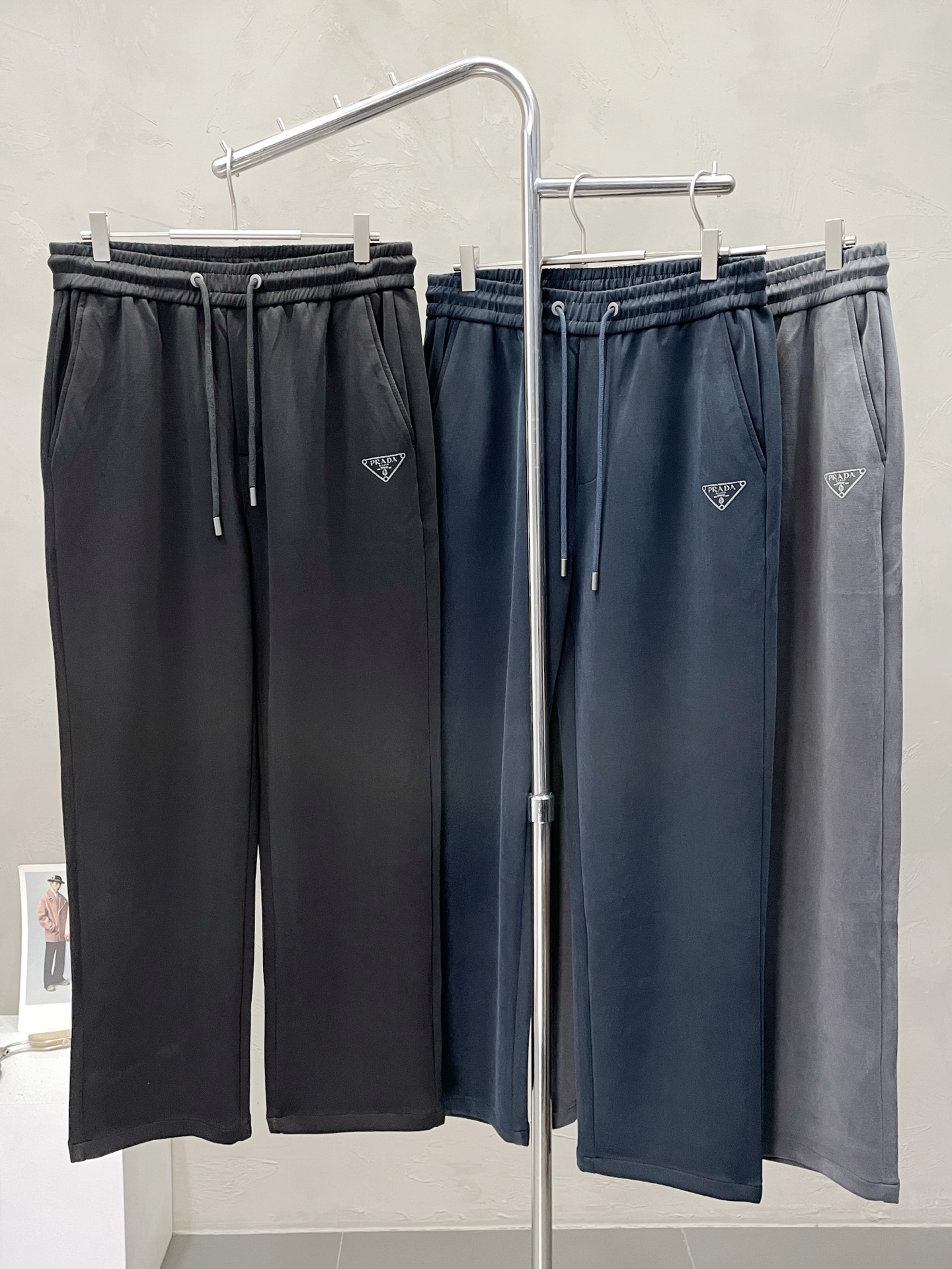 NO:521606,.Prada exclusively available in new casual pants high-end version!  Customized fabrics for counters are breathable and comfortable, with impeccable details, and the brand element design concept reflects high quality. The feel is delicate and soft!  It is casually cut, with a great upper body style!  Number of codes 29-40, prada, prada, alexander wang19860909.Prada普拉达独家专供新款 休闲裤 高端版本！专柜定制面料 透气舒适度高,细节无可挑剔,品牌元素设计理念,体现高品质.手感细腻柔软！呈现休闲裁剪,上身版型超赞！码数29-40,,prada,prada,alexander wang,Men's clothing