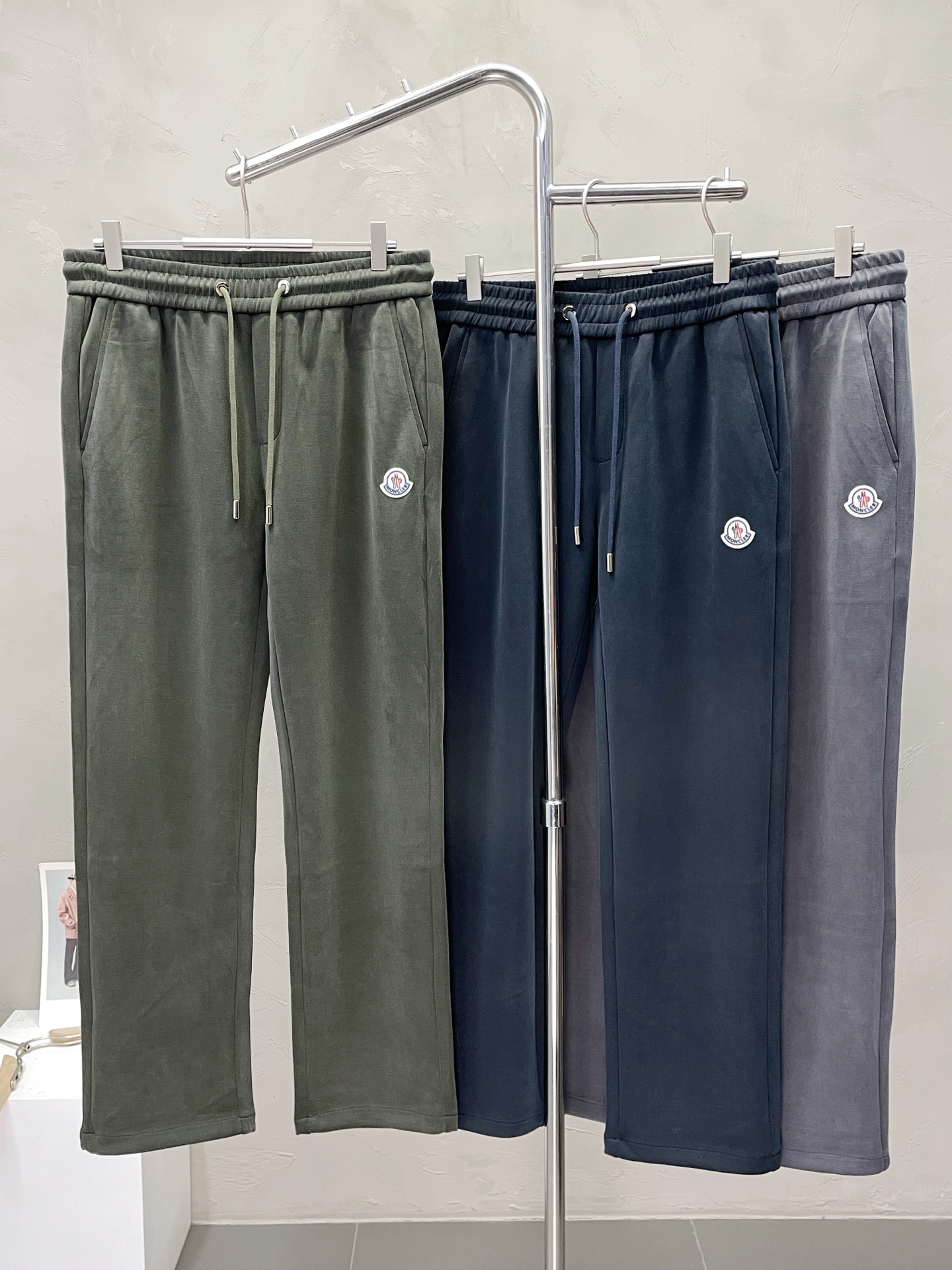 NO:521607,.Moncler masked pendant exclusively for new casual pants high-end version!  Customized fabrics for counters are breathable and comfortable, with impeccable details, and the brand element design concept reflects high quality. The feel is delicate and soft!  It is casually cut, with a great upper body style!  Number of codes 29-40, Moncler, alexander wang19860909.Moncler蒙口独家专供新款 休闲裤 高端版本！专柜定制面料 透气舒适度高,细节无可挑剔,品牌元素设计理念,体现高品质.手感细腻柔软！呈现休闲裁剪,上身版型超赞！码数29-40,,Moncler,alexander wang,Men's clothing