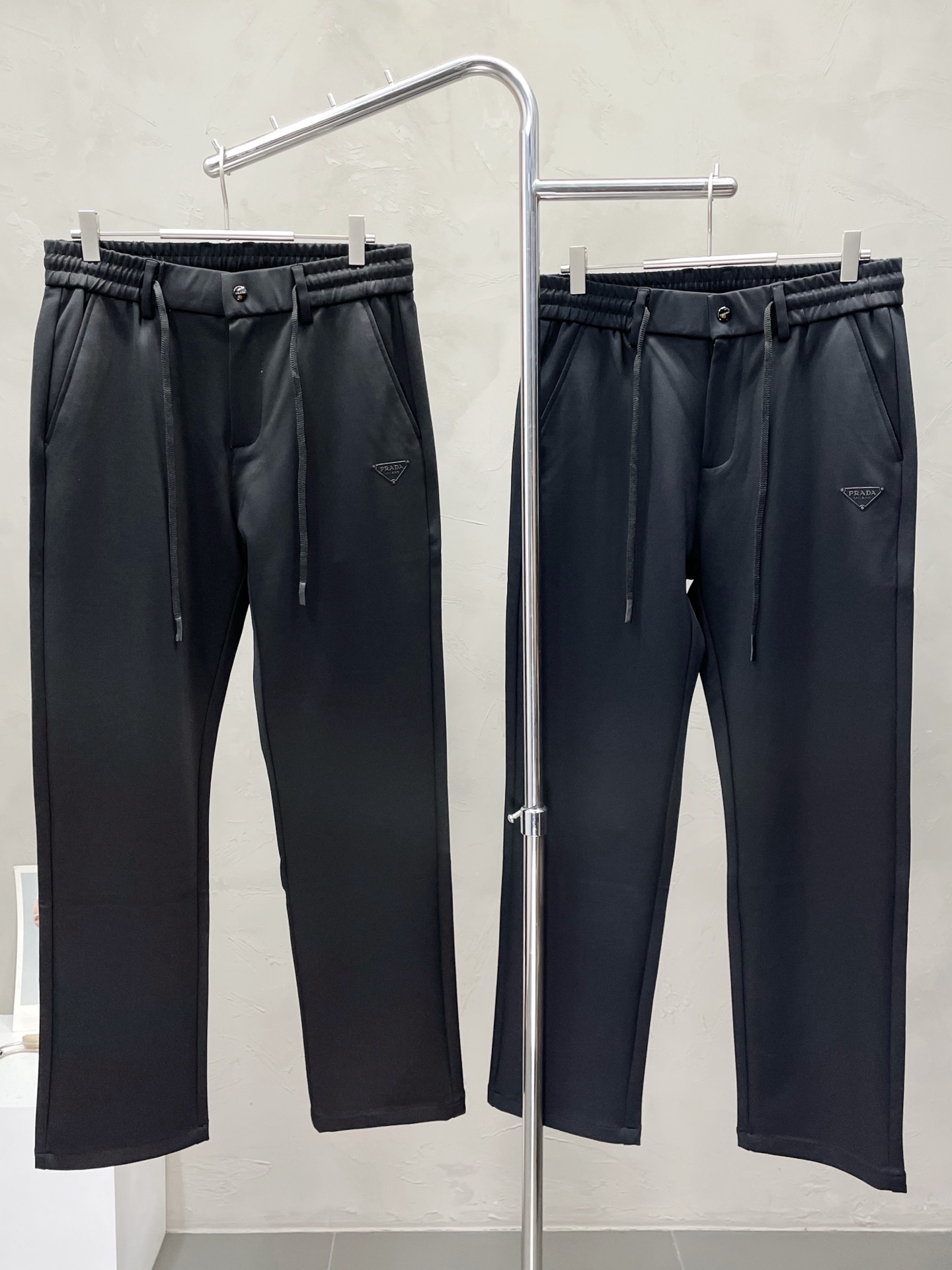 NO:521609,.Prada exclusively available in new casual pants high-end version!  Customized fabrics for counters are breathable and comfortable, with impeccable details, and the brand element design concept reflects high quality. The feel is delicate and soft!  It is casually cut, with a great upper body style!  Number of codes 29-40, prada, prada, alexander wang19860909.Prada普拉达独家专供新款 休闲裤 高端版本！专柜定制面料 透气舒适度高,细节无可挑剔,品牌元素设计理念,体现高品质.手感细腻柔软！呈现休闲裁剪,上身版型超赞！码数29-40,,prada,prada,alexander wang,Men's clothing