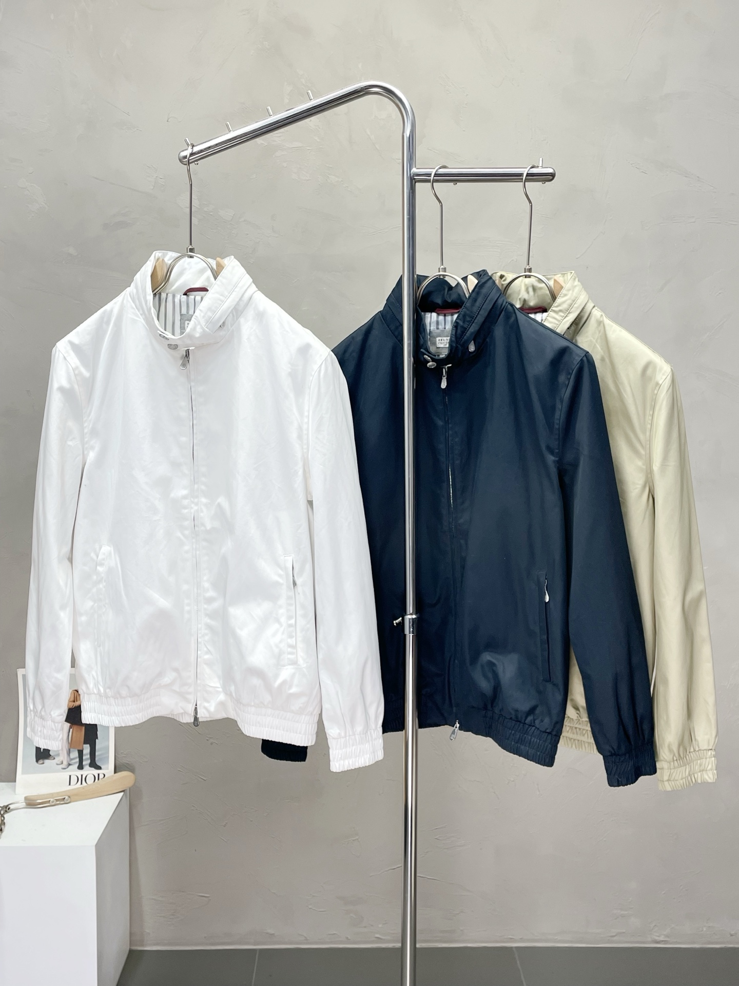 NO:521627,.BC-Brunello Cucineli exclusively for new original single men's casual jacket. Hat can be folded up. High-end customization. High-end version. Fashionable and versatile original imported fabric. Necklace hem. Logo pattern design. Super soft and delicate touch. Skin-friendly and comfortable to wear. High-end boutique. OEM is very good. The finest upper body is very good. Men's must-have items. Complete three standards. Size M-3XL, brunello cucinelli, jackets & coats,hats,alexander wang.19860909.BC-Brunello Cucineli 布鲁内洛 库奇内利独家专供新款原单男士休闲夹克 帽子可收起设计 高端定制 高版本 时尚百搭爆款原版进口面料 领口衣摆 logo图案设计 手感超柔软细腻 穿着亲肤舒适 高端精品 代工厂精细做上身非常赞 男士必备单品 三标齐全 尺码M-3XL,,brunello cucinelli,jackets & coats,hats,alexander wang,Men's clothing