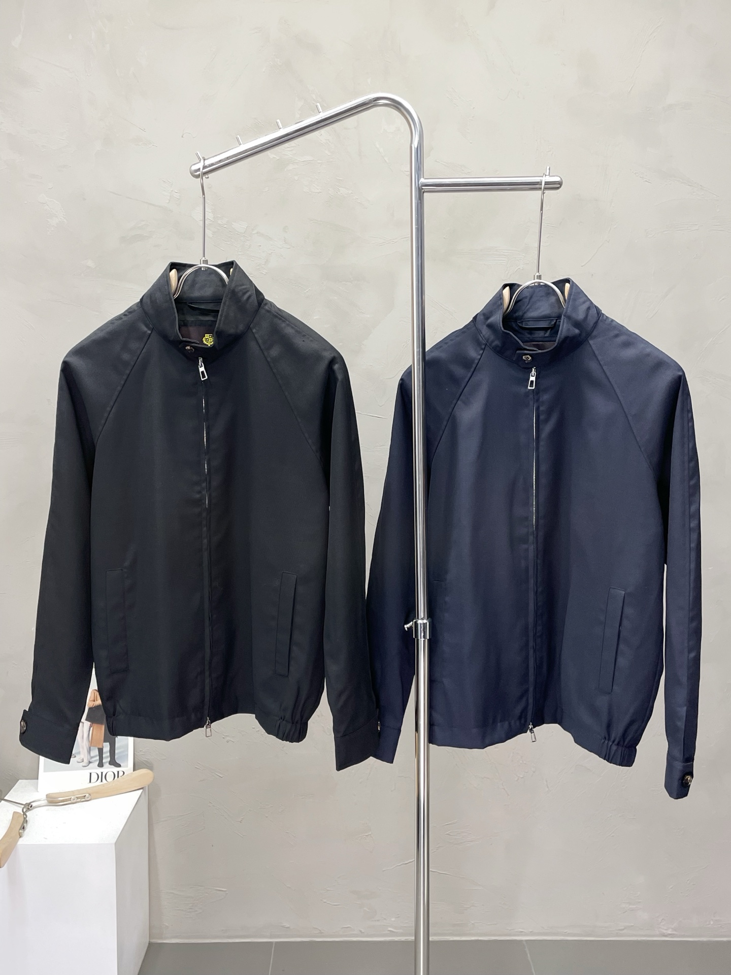 NO:521610,.LP-Loro Piana exclusively offers new original single men's casual jackets, high-end customization, high-version, fashionable and versatile original imported fabrics, neckline hem, logo pattern design, super soft and delicate, skin-friendly and comfortable to wear, high-end boutique, OEM fine-made, very good for the upper body, men's essential items, three-standard size M-3XL,,loro pigana,loro pigana, jackets & coats,alexander wang19860909.LP-Loro Piana诺悠翩雅独家专供新款原单男士休闲夹克 高端定制 高版本 时尚百搭爆款原版进口面料 领口衣摆 logo图案设计 手感超柔软细腻 穿着亲肤舒适 高端精品 代工厂精细做上身非常赞 男士必备单品 三标齐全 尺码M-3XL,,loro piana,loro piana,jackets & coats,alexander wang,Men's clothing