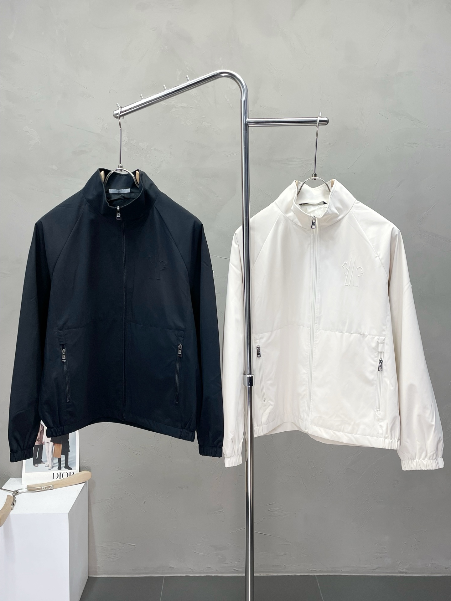 NO:521626,.Moncler mask exclusively offers new original single men's casual jackets, high-end customization, high-version, fashionable and versatile original imported fabrics, neckline hem, logo pattern design, super soft and delicate, skin-friendly and comfortable to wear, high-end boutique, OEM fine-made, very good for men's essential items, three-standard size M-3XL,,Moncler, jackets & coats,alexander wang19860909.Moncler蒙口独家专供新款原单男士休闲夹克 高端定制 高版本 时尚百搭爆款原版进口面料 领口衣摆 logo图案设计 手感超柔软细腻 穿着亲肤舒适 高端精品 代工厂精细做上身非常赞 男士必备单品 三标齐全 尺码M-3XL,,Moncler,jackets & coats,alexander wang,Men's clothing