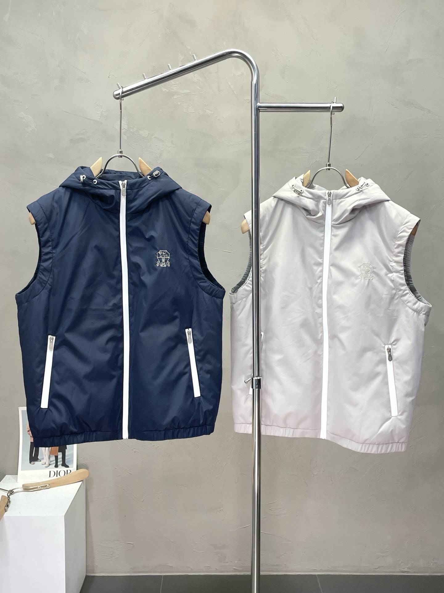 NO:521636,.BC-Brunello Cucineli exclusively provides new fashion and casual autumn and winter vest cotton jackets. Imported original fabrics are soft and comfortable, comfortable and breathable on the upper body, and unique design style. Whether worn alone or matched, they are all versatile items, demonstrating the personality of young people. The original hardware and accessories are extremely high-end and handsome on the upper body!  Code number M-3XL, brunello cucinelli, alexander wang19860909.BC-Brunello Cucineli布鲁内洛·库奇内利独家专供新品时尚休闲秋冬马甲棉服.进口原版面料,柔软舒适,上身舒适透气,独特设计风格,无论是单穿还是搭配,都是百搭单品,彰显了年轻人的个性,原版五金辅料,档次极高,上身帅气十足！码数M-3XL,,brunello cucinelli,alexander wang,Men's clothing