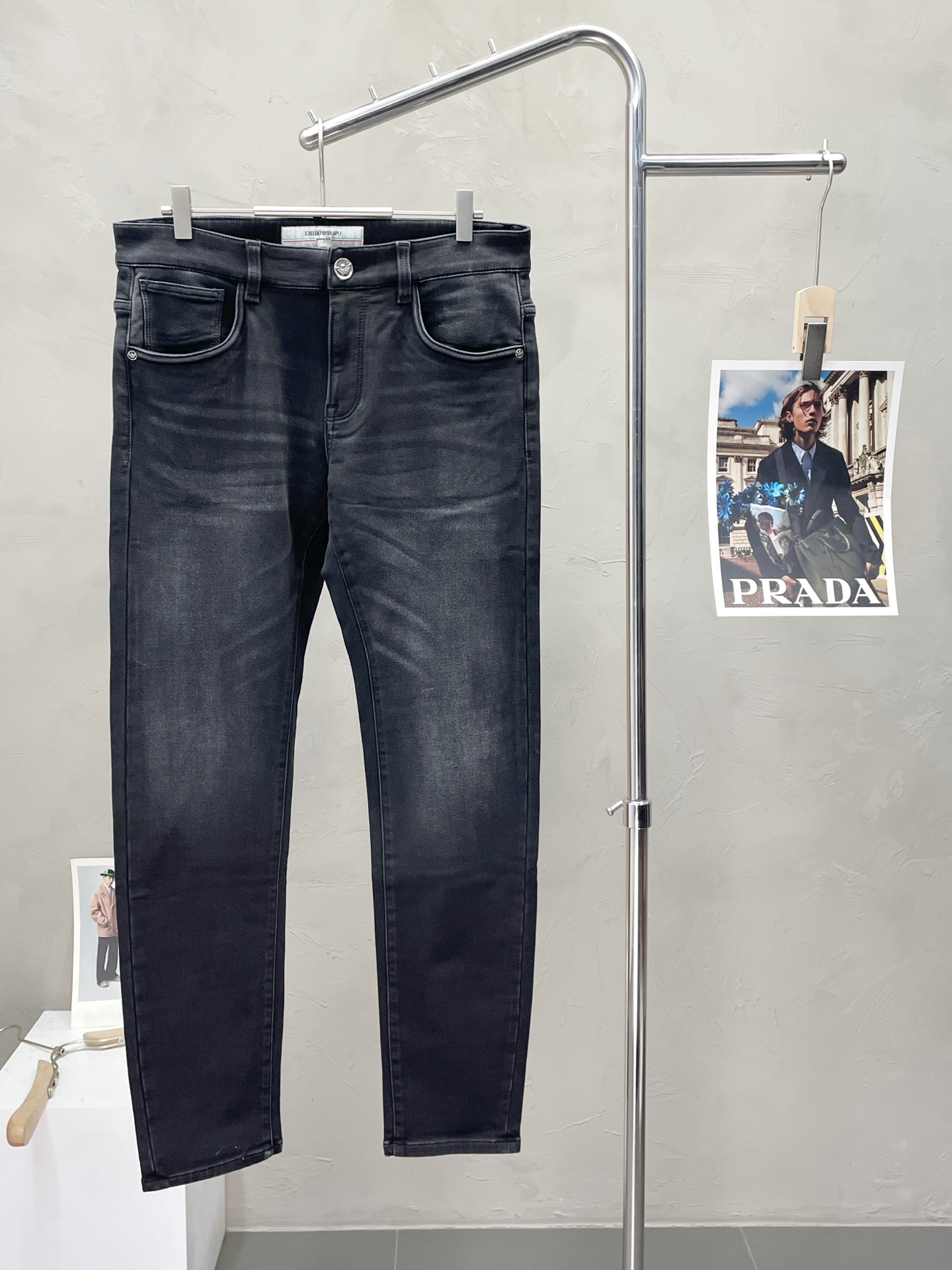 NO:522830,.ARMANI Armani exclusively for new jeans high-end version!  Customized fabrics for counters are breathable and comfortable, with impeccable details, and the brand element design concept reflects high quality. The feel is delicate and soft!  It is casually cut, with a great upper body style!  Number of codes: 29-38 (no 37), Armani, Armani, jeans, alexander wang19860909.ARMANI阿玛尼独家专供新款 牛仔裤高端版本！专柜定制面料 透气舒适度高,细节无可挑剔,品牌元素设计理念,体现高品质.手感细腻柔软！呈现休闲裁剪,上身版型超赞！码数: 29-38（无37）,,armani,armani,jeans,alexander wang,Men's clothing