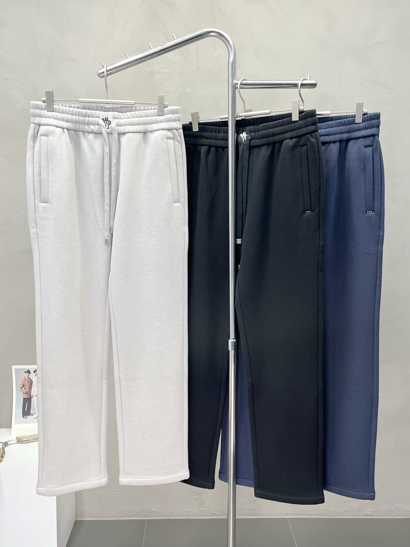 NO:522825,.Moncler masked pendant exclusively for new casual pants high-end version!  Customized fabrics for counters are breathable and comfortable, with impeccable details, and the brand element design concept reflects high quality. The feel is delicate and soft!  It is casually cut, with a great upper body style!  Number of codes: 29-38 (no 37), Moncler, alexander wang19860909.Moncler蒙口独家专供新款 休闲裤 高端版本！专柜定制面料 透气舒适度高,细节无可挑剔,品牌元素设计理念,体现高品质.手感细腻柔软！呈现休闲裁剪,上身版型超赞！码数: 29-38（无37）,,Moncler,alexander wang,Men's clothing