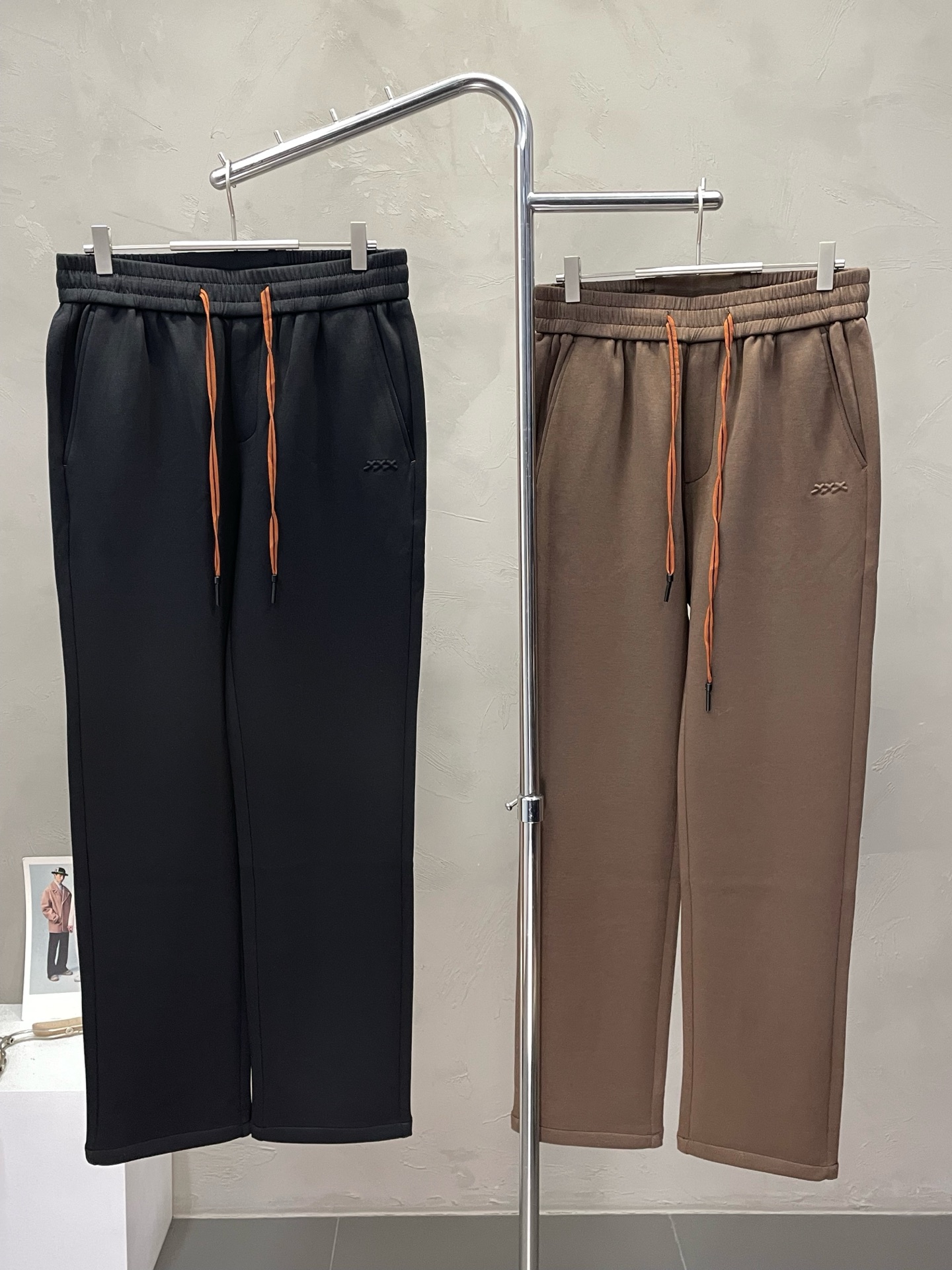 NO:522846,.ZEGNA exclusively offers new casual pants high-end version!  Customized fabrics for counters are breathable and comfortable, with impeccable details, and the brand element design concept reflects high quality. The feel is delicate and soft!  It is casually cut, with a great upper body style!  Number of codes: 29-38 (no 37), zegna,alexander wang19860909.ZEGNA杰尼亚独家专供新款 休闲裤 高端版本！专柜定制面料 透气舒适度高,细节无可挑剔,品牌元素设计理念,体现高品质.手感细腻柔软！呈现休闲裁剪,上身版型超赞！码数: 29-38（无37）,,zegna,alexander wang,Men's clothing