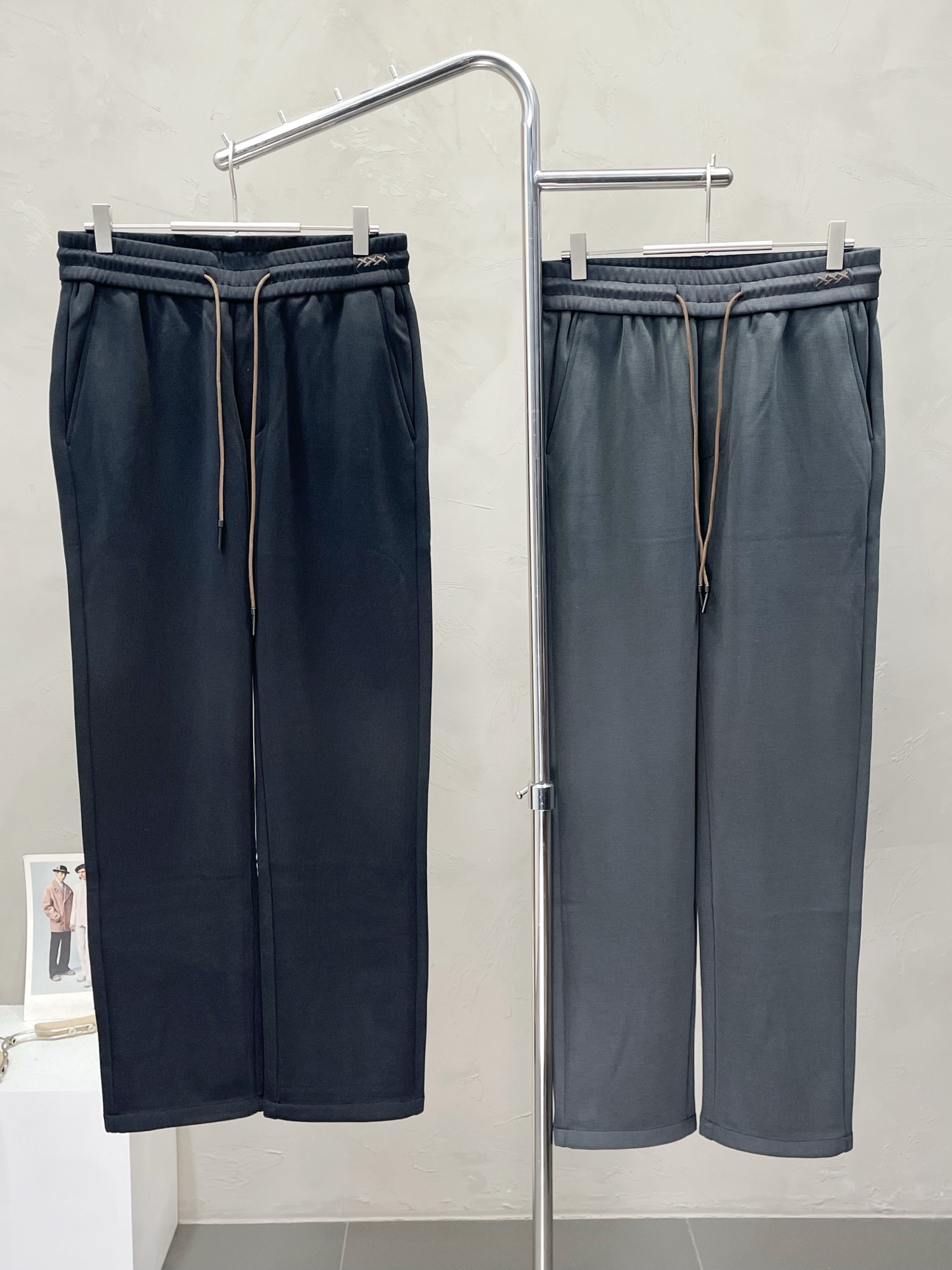 NO:522844,.ZEGNA exclusively offers new casual pants high-end version!  Customized fabrics for counters are breathable and comfortable, with impeccable details, and the brand element design concept reflects high quality. The feel is delicate and soft!  It is casually cut, with a great upper body style!  Number of codes: 29-38 (no 37), zegna,alexander wang19860909.ZEGNA杰尼亚独家专供新款 休闲裤 高端版本！专柜定制面料 透气舒适度高,细节无可挑剔,品牌元素设计理念,体现高品质.手感细腻柔软！呈现休闲裁剪,上身版型超赞！码数: 29-38（无37）,,zegna,alexander wang,Men's clothing