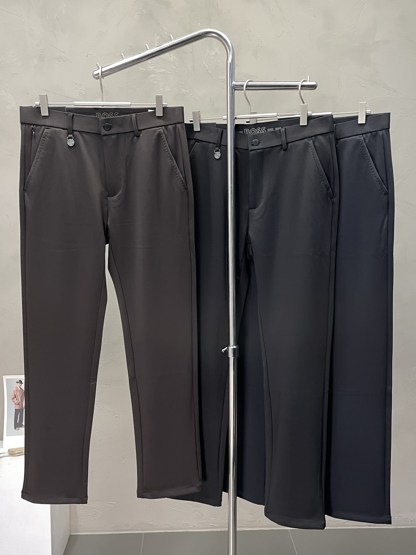 NO:522813,.BOSS exclusively offers new casual pants, high-end version!  Customized fabrics for counters are breathable and comfortable, with impeccable details, and the brand element design concept reflects high quality. The feel is delicate and soft!  It is casually cut, with a great upper body style!  Number of codes: 29-40, alexander wang19860909.BOSS独家专供新款 休闲裤 高端版本！专柜定制面料 透气舒适度高,细节无可挑剔,品牌元素设计理念,体现高品质.手感细腻柔软！呈现休闲裁剪,上身版型超赞！码数: 29-40,,alexander wang,Men's clothing