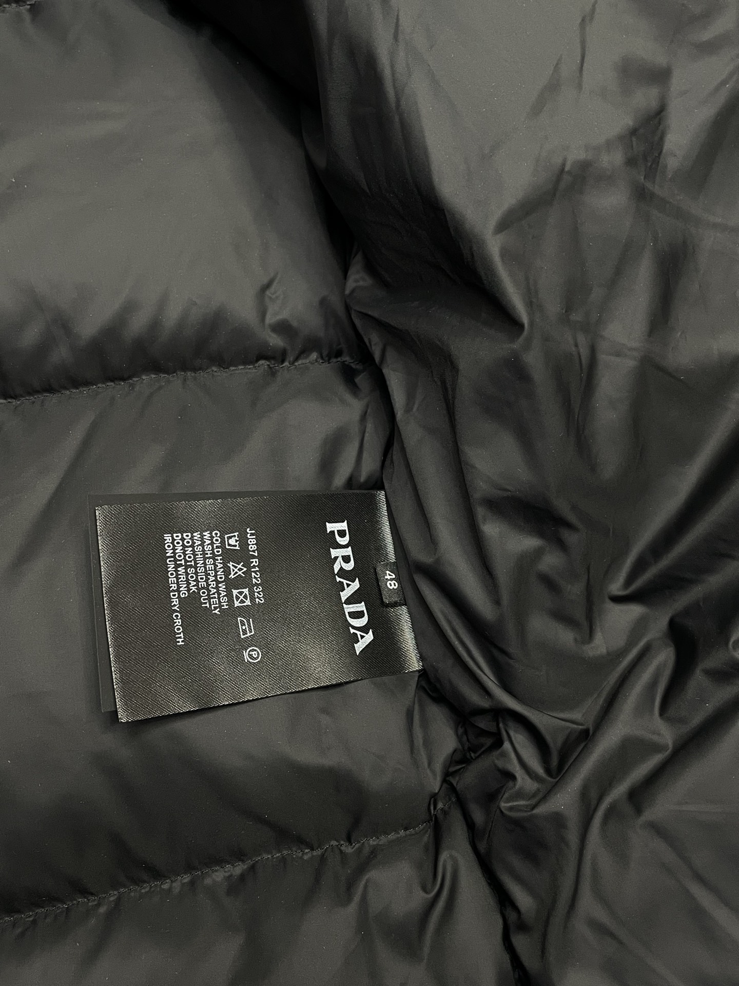 。羽绒服- Prada普拉达💥独家专供最新时尚秋冬羽绒马甲，经典设计感与颜值爆棚的外套，品质更是无法挑剔
