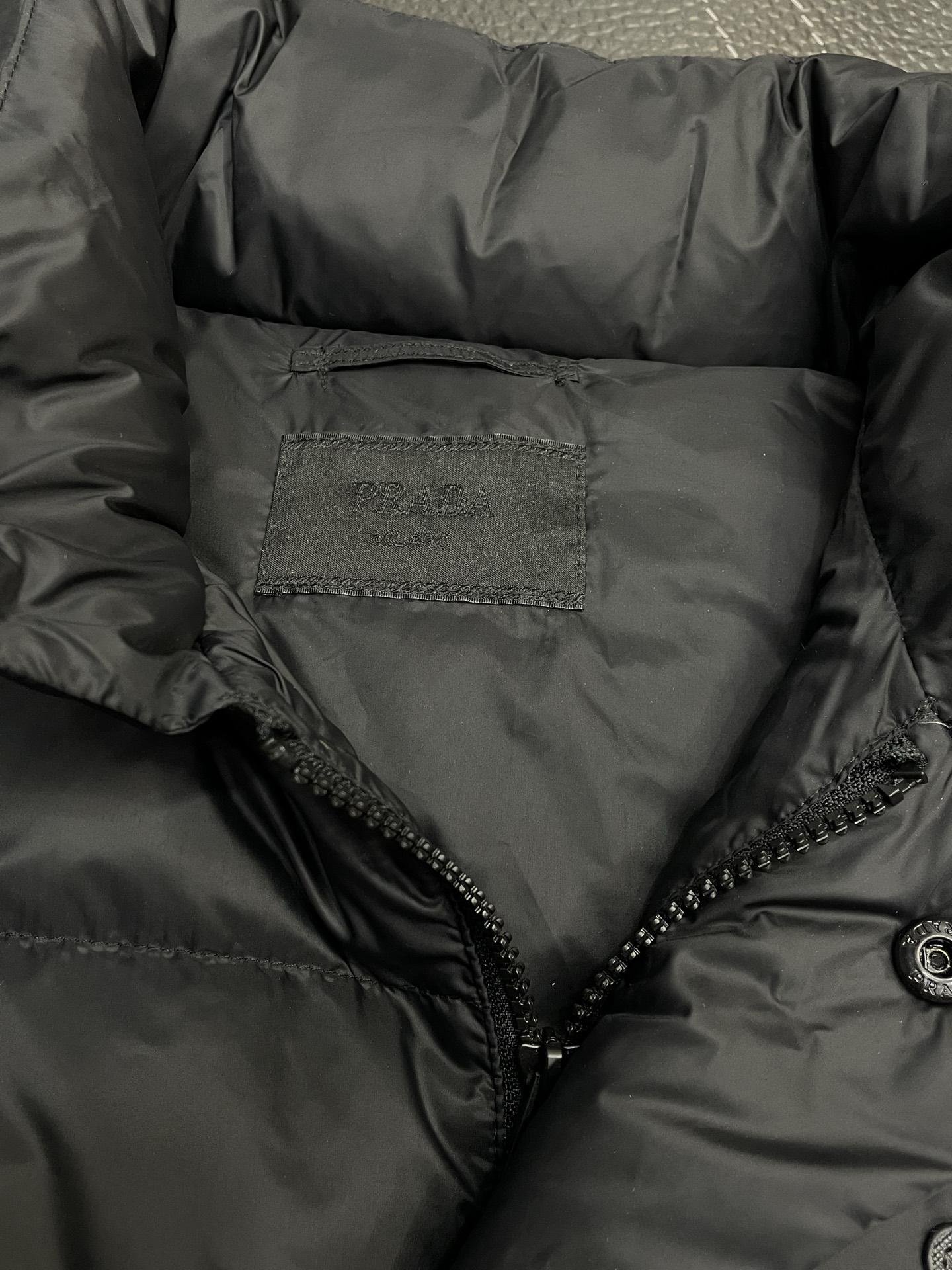 。羽绒服- Prada普拉达💥独家专供最新时尚秋冬羽绒马甲，经典设计感与颜值爆棚的外套，品质更是无法挑剔
