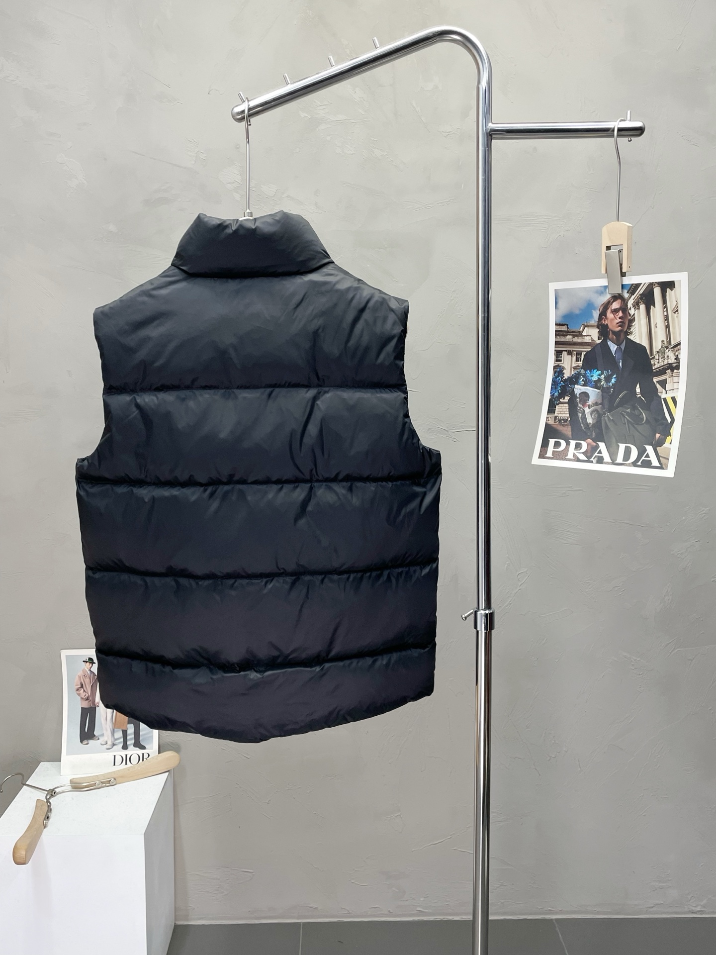 。羽绒服- Prada普拉达💥独家专供最新时尚秋冬羽绒马甲，经典设计感与颜值爆棚的外套，品质更是无法挑剔