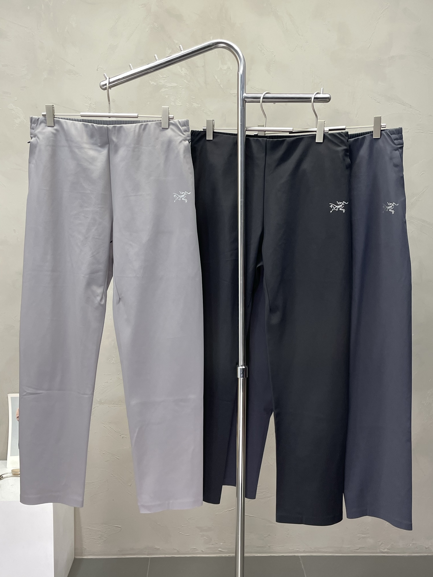 NO:522837,.Arc’teryx Archaeopteryx exclusively offers new autumn and winter casual pants, high-end version!  Customized fabrics for counters, thickened with velvet inside, breathable and comfortable, impeccable details, brand elements design concept, reflect high quality. The feel is delicate and soft!  It is casually cut, with a great upper body style!  Code number M-3XL, arc'teryx,alexander wang19860909.Arc’teryx始祖鸟独家专供新款秋冬休闲裤 高端版本！专柜定制面料 内里加绒加厚 透气舒适度高,细节无可挑剔,品牌元素设计理念,体现高品质.手感细腻柔软！呈现休闲裁剪,上身版型超赞！码数M-3XL,arc'teryx,alexander wang,Men's clothing