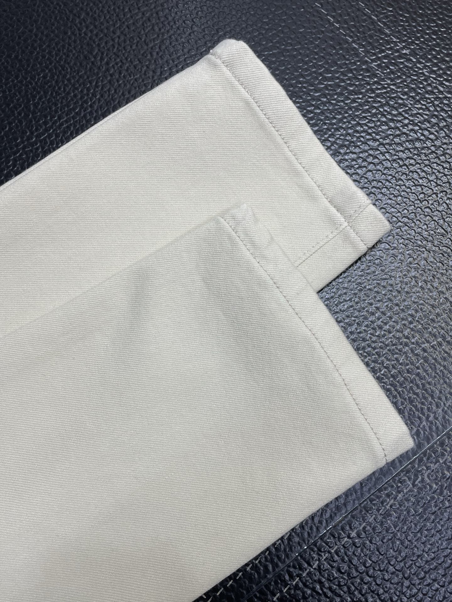 。lP🆕-Loro Piana诺悠翩雅💥独家专供新款 牛仔裤👖高端版本！专柜定制面料 透气舒适度高，细节