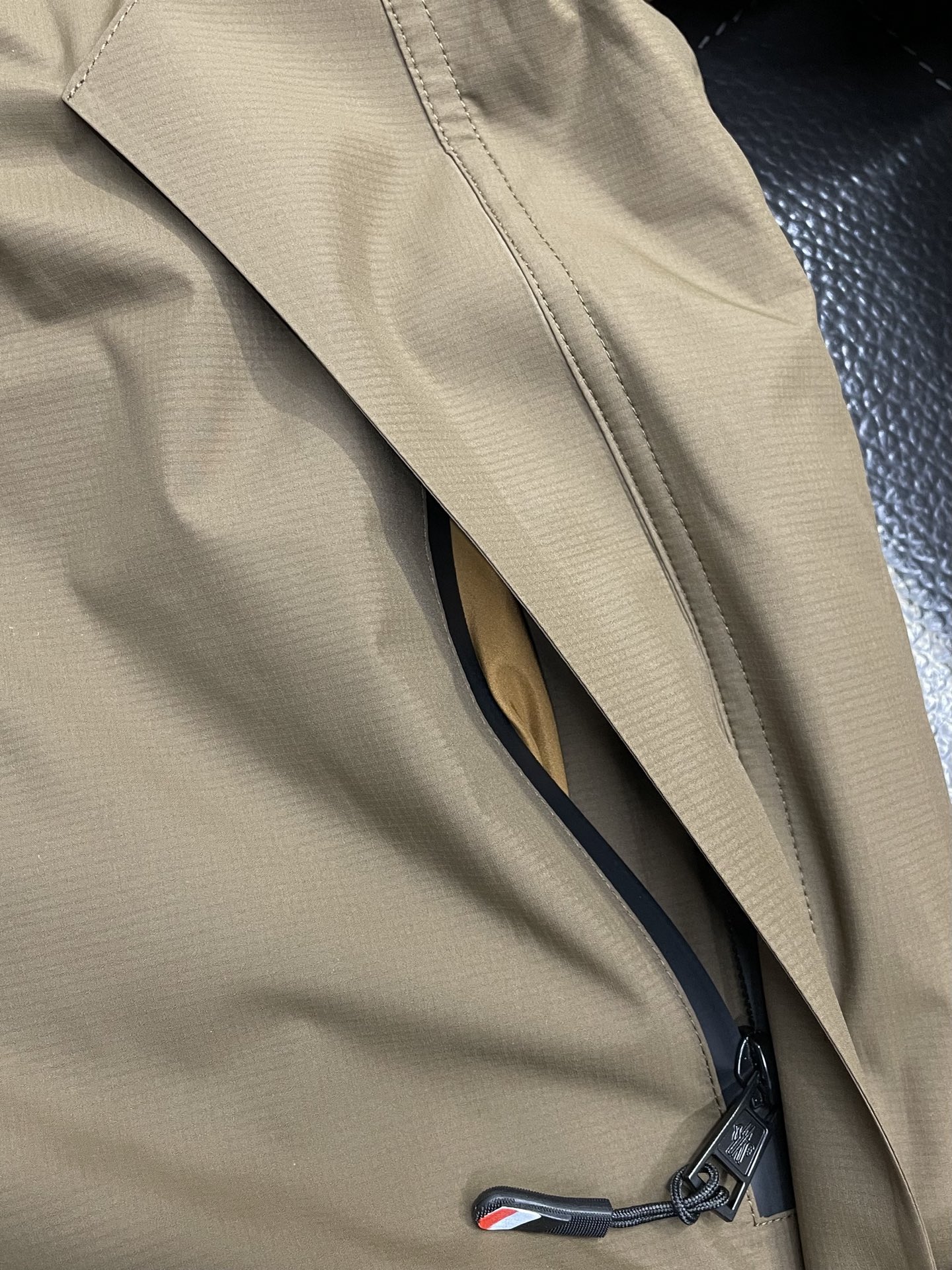 。羽绒服- Moncler蒙口💥独家专供秋冬新款连帽羽绒服，帽子可拆卸设计 贸易公司渠道稀出，降温天气必