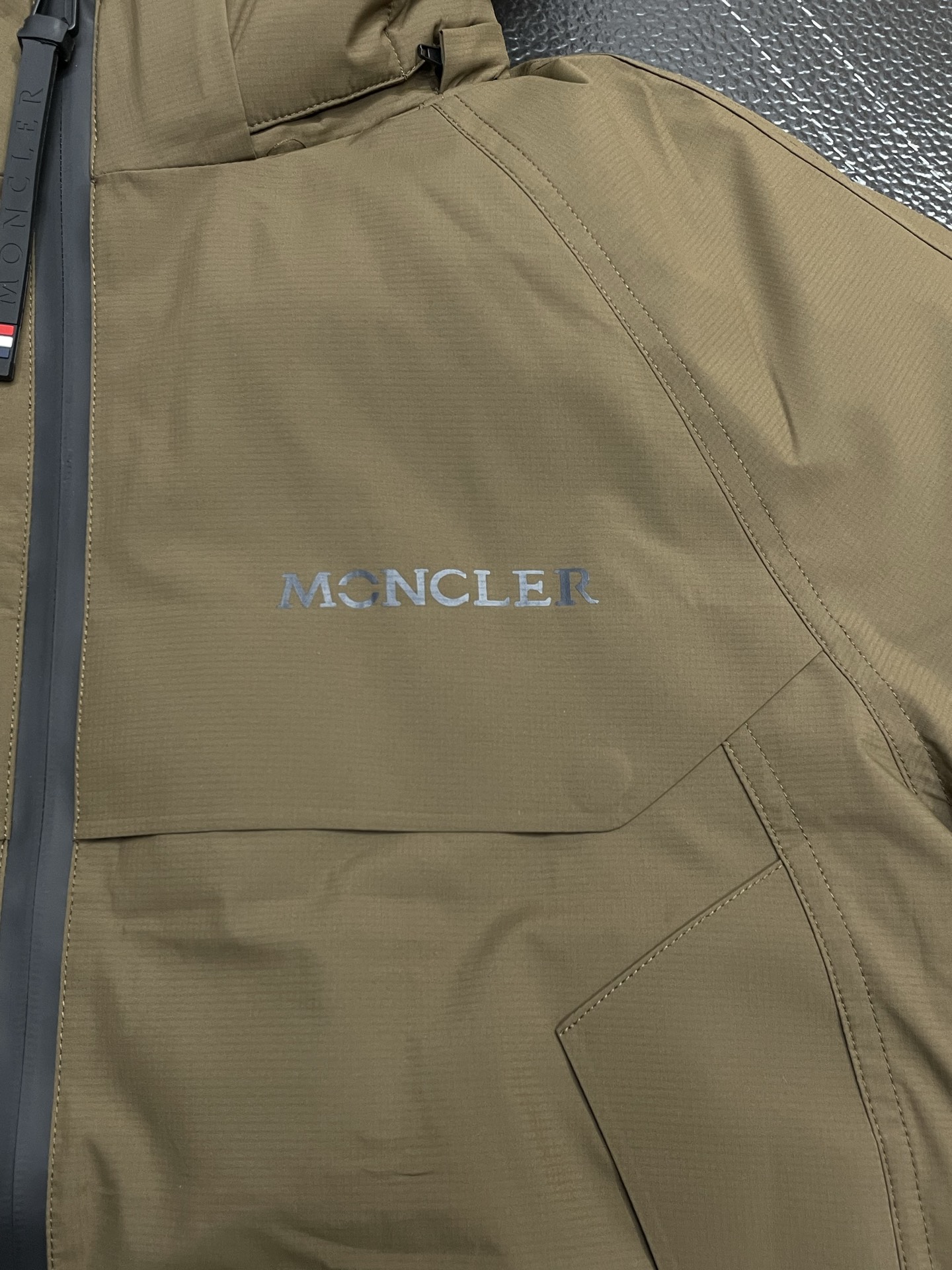 。羽绒服- Moncler蒙口💥独家专供秋冬新款连帽羽绒服，帽子可拆卸设计 贸易公司渠道稀出，降温天气必