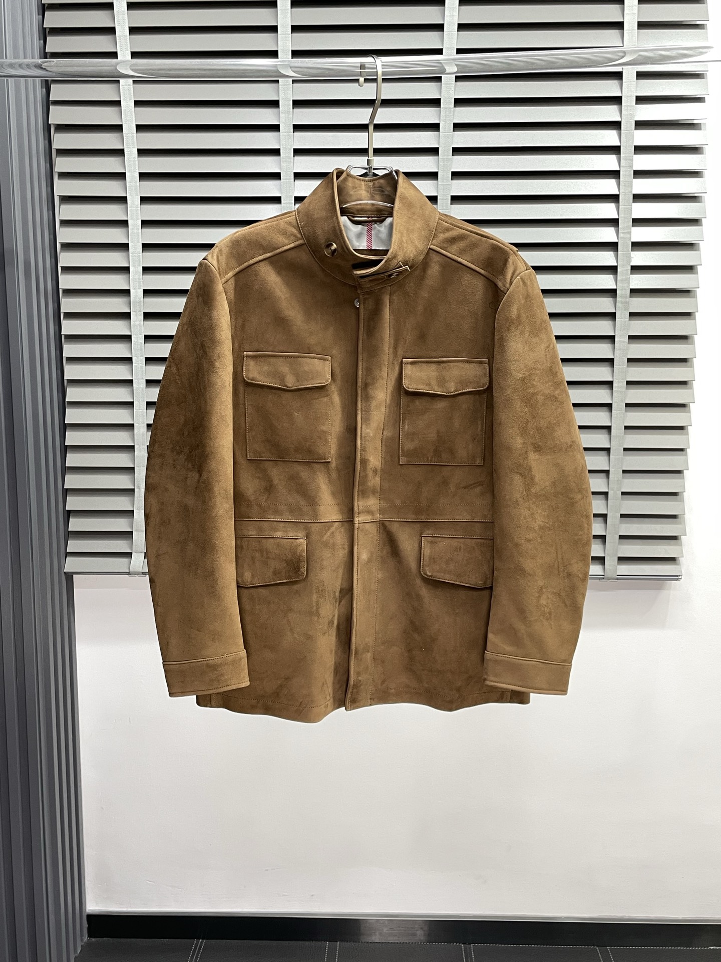 NO:573389,.Leather jackets - LP-Loro Piana exclusively provides the latest leather jackets, solid color stand-up collar button leather jackets, leather jackets with classic designs and great looks, imported leather fabrics, the quality is impeccable, quality control can be purchased directly, high-end products that cannot be faulted! You can feel its powerful aura through the detailed pictures. It has a remarkable effect of gathering heat and keeping warm, so you don’t have to worry about getting a little chilly! Both fashionable and functional, the whole style looks more luxurious! Size M-3XL,,loro piana,loro piana,jackets & coats,leather jacket,alexander wang19860909.皮衣-LP-Loro Piana诺悠翩雅独家专供最新皮衣外套 纯色立领钮扣皮衣 经典设计与颜值爆棚的皮衣 进口皮面料 品质更是无法挑剔品控可以直接入手,不容过错的高端臻品！通过细节图片便可感受到它强悍的气场,聚温保暖效果显著,完全不用担心会有一点寒意！时尚与功能性兼备,整款显得更加的奢华大气！ 尺码M-3XL,,loro piana,loro piana,jackets & coats,leather jacket,alexander wang,Men's clothing