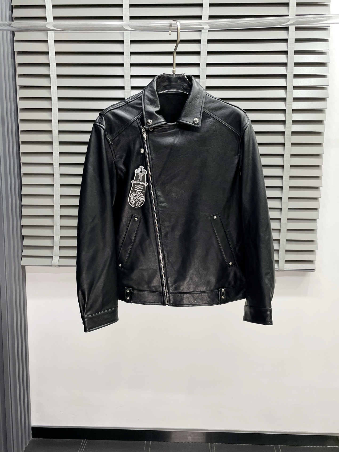 NO:573391,.Leather jackets - Chrome Hearts exclusively provides the latest leather jackets. Leather jackets with classic designs and stunning looks. Imported leather fabrics. The quality is impeccable. Quality control allows you to buy it directly. It is a high-end product that cannot be faulted! You can feel its powerful aura through the detailed pictures. It has a remarkable effect of gathering heat and keeping warm, so you don’t have to worry about getting a little chilly! Both fashionable and functional, the whole style looks more luxurious! Size M-3XL,,chrome hearts,chrome hearts,jackets & coats,leather jacket,alexander wang19860909.皮衣-Chrome Hearts克罗心独家专供最新皮衣外套 经典设计与颜值爆棚的皮衣 进口皮面料 品质更是无法挑剔品控可以直接入手,不容过错的高端臻品！通过细节图片便可感受到它强悍的气场,聚温保暖效果显著,完全不用担心会有一点寒意！时尚与功能性兼备,整款显得更加的奢华大气！ 尺码M-3XL,,chrome hearts,chrome hearts,jackets & coats,leather jacket,alexander wang,Men's clothing