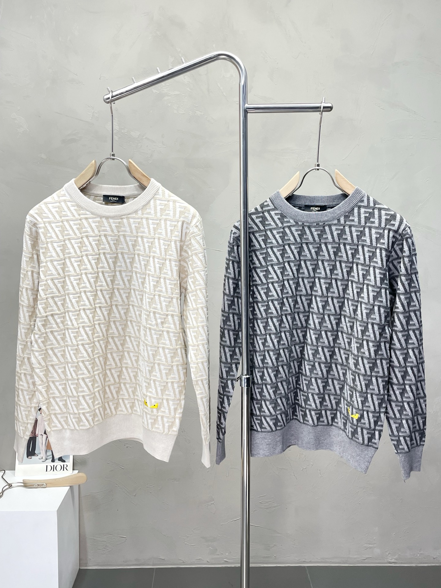 NO:537166,.FENDI exclusively offers new original single men's casual sweater, high-end customization, high-end version, fashionable and versatile imported fabric, super soft and delicate, skin-friendly and comfortable, warm and comfortable, high-end boutique, OEM, fine-made, very good for the upper body, men's essential items, complete three standards, code M-3XL,,fendi,fendi,sweaters,alexander wang19860909.FENDI芬迪独家专供新款原单男士休闲毛衣 高端定制 高端版本 时尚百搭爆款进口面料 手感超柔软细腻 穿着亲肤舒适 保暖舒适 高端精品 代工厂精细做上身非常赞 男士必备单品 三标齐全 码数M-3XL,,fendi,fendi,sweaters,alexander wang,Men's clothing