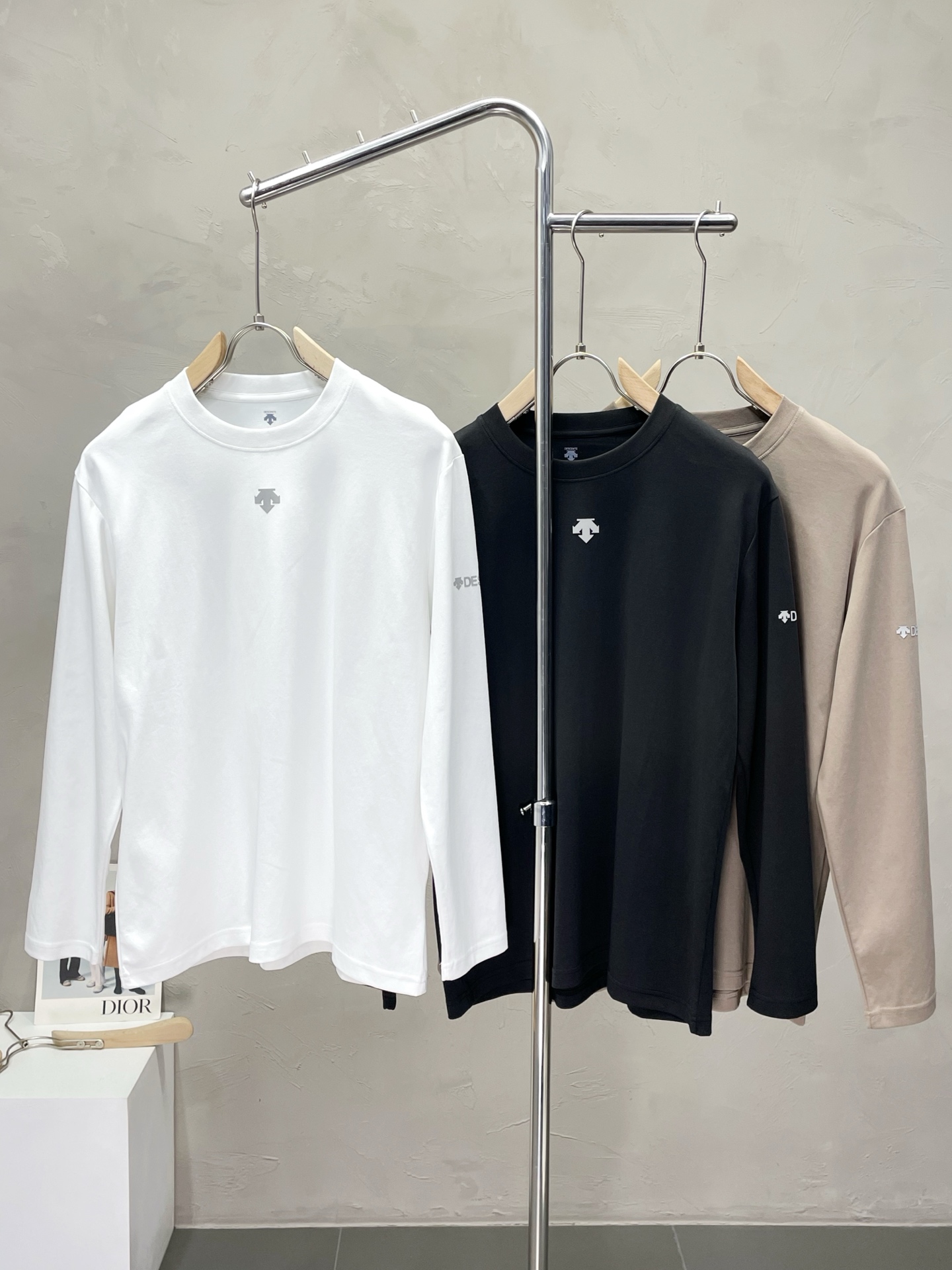 NO:537169,.DESCENTE exclusively offers new original single men's casual long sleeves, high-end customization, high-end version, fashionable and versatile imported fabric, super soft and delicate, skin-friendly and comfortable to wear, high-end boutique, OEM, fine-made, very good for men's essential items, complete three standards, M-3XL,,alexander wang19860909.DESCENTE迪桑特独家专供新款原单男士休闲长袖 高端定制 高端版本 时尚百搭爆款进口面料 手感超柔软细腻 穿着亲肤舒适 高端精品 代工厂精细做上身非常赞 男士必备单品 三标齐全 码数M-3XL,,alexander wang,Men's clothing