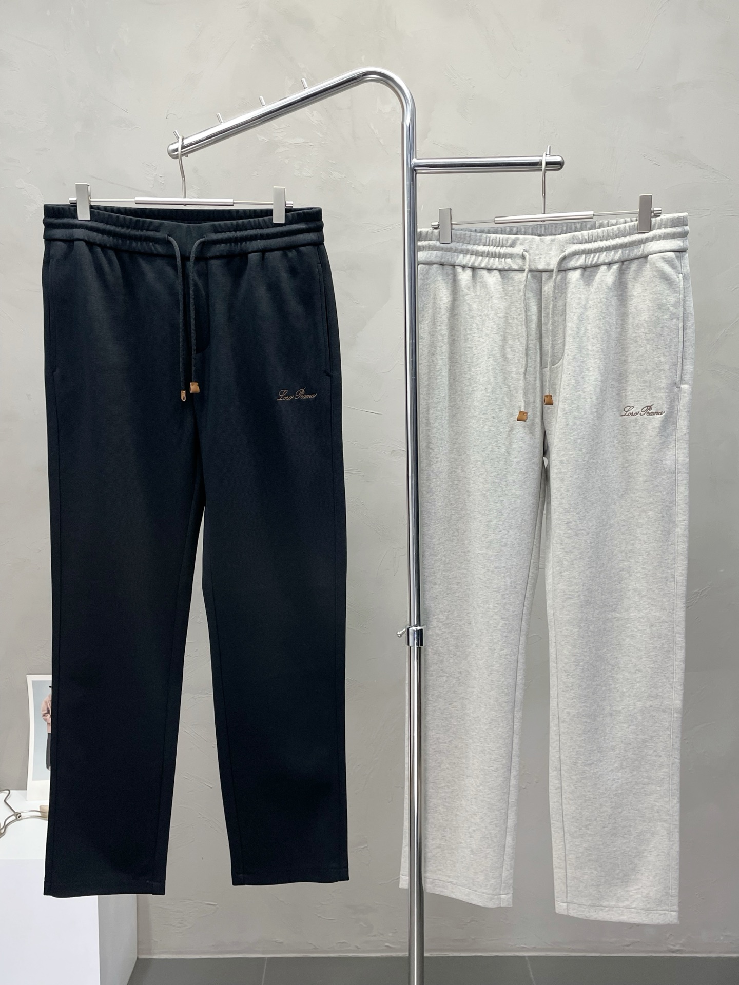 NO:537163,.LP-Loro Piana exclusively offers new casual pants, high-end version!  Customized fabrics for counters are breathable and comfortable, with impeccable details, and the brand element design concept reflects high quality. The feel is delicate and soft!  It is casually cut, with a great upper body style!  Number of codes: M-3XL, loro piana, loro piana, alexander wang19860909.LP-Loro Piana诺悠翩雅独家专供新款休闲裤 高端版本！专柜定制面料 透气舒适度高,细节无可挑剔,品牌元素设计理念,体现高品质.手感细腻柔软！呈现休闲裁剪,上身版型超赞！码数: M-3XL,,loro piana,loro piana,alexander wang,Men's clothing