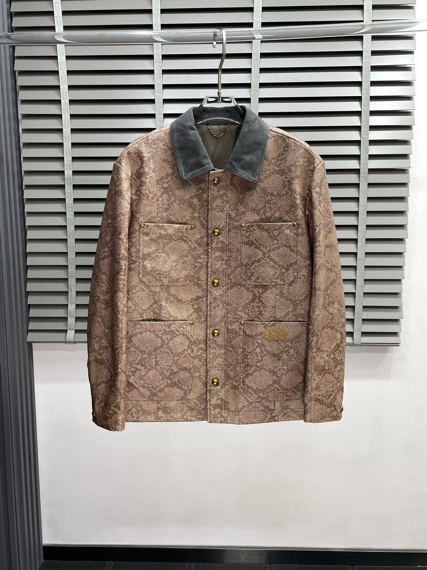 NO:573393,.Leather jackets - Louis Vuitton exclusively provides the latest autumn and winter leather jackets. Leather jackets with classic design and stunning appearance. Imported leather and imported fabrics. The quality is impeccable. Quality control can be purchased directly. High-end products that cannot be faulted! You can feel its powerful aura through the detailed pictures. It has a remarkable effect of gathering heat and keeping warm, so you don’t have to worry about getting a little chilly! Both fashionable and functional, the whole style looks more luxurious! Size M-3XL,,louis vuitton,louis vuitton,jackets & coats,jackets & coats,leather jacket,alexander wang19860909.皮衣-Louis Vuitton路易威登独家专供最新秋冬皮衣夹克外套 经典设计与颜值爆棚的皮衣 进口皮进口面料 品质更是无法挑剔品控可以直接入手,不容过错的高端臻品！通过细节图片便可感受到它强悍的气场,聚温保暖效果显著,完全不用担心会有一点寒意！时尚与功能性兼备,整款显得更加的奢华大气！ 尺码M-3XL,,louis vuitton,louis vuitton,jackets & coats,jackets & coats,leather jacket,alexander wang,Men's clothing